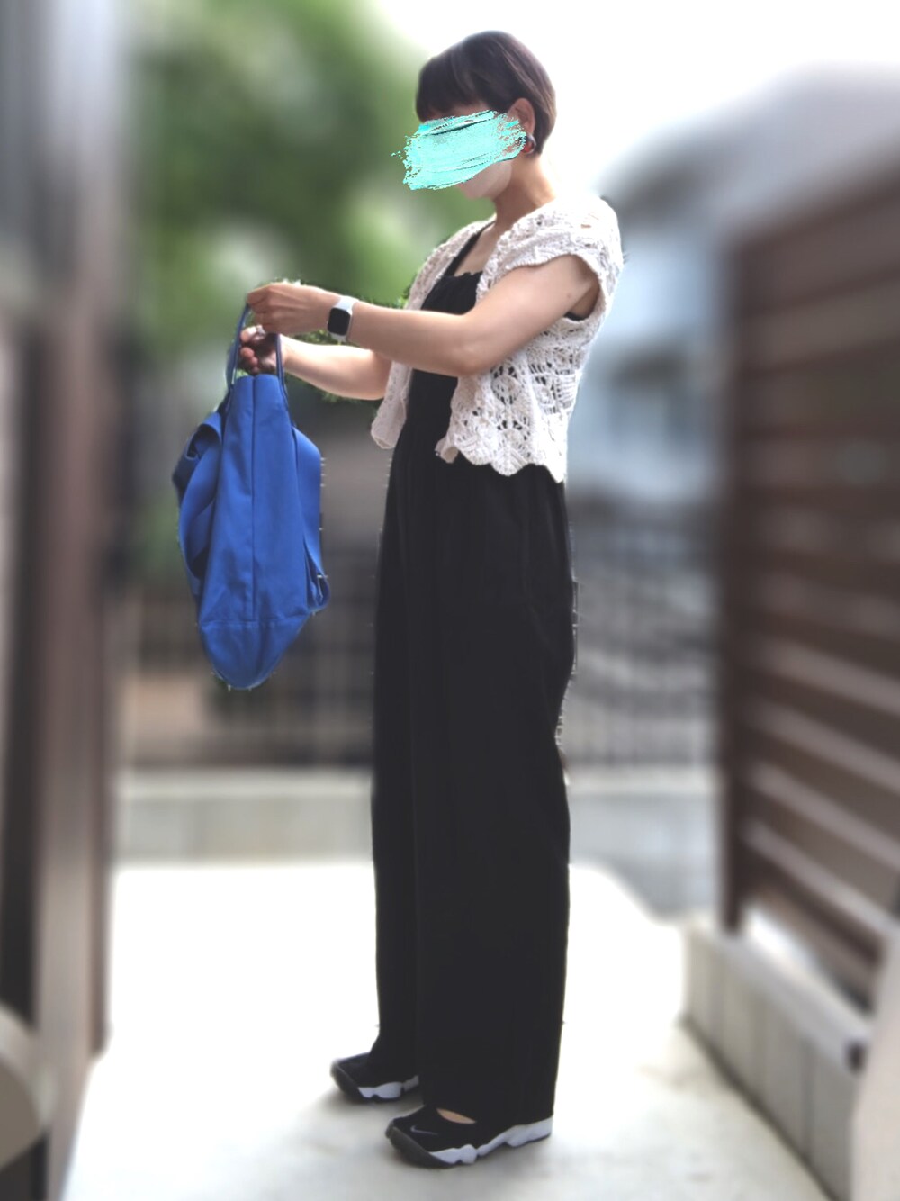 「サロペット、ニットベスト、エアリフト、トートバッグ、23度、26度」｜「H&Mのアイテム（サロペット/オーバーオール、ブラック系）」を使った、記録係さん（レディース・160cm）の春コーディネートの1枚目の写真