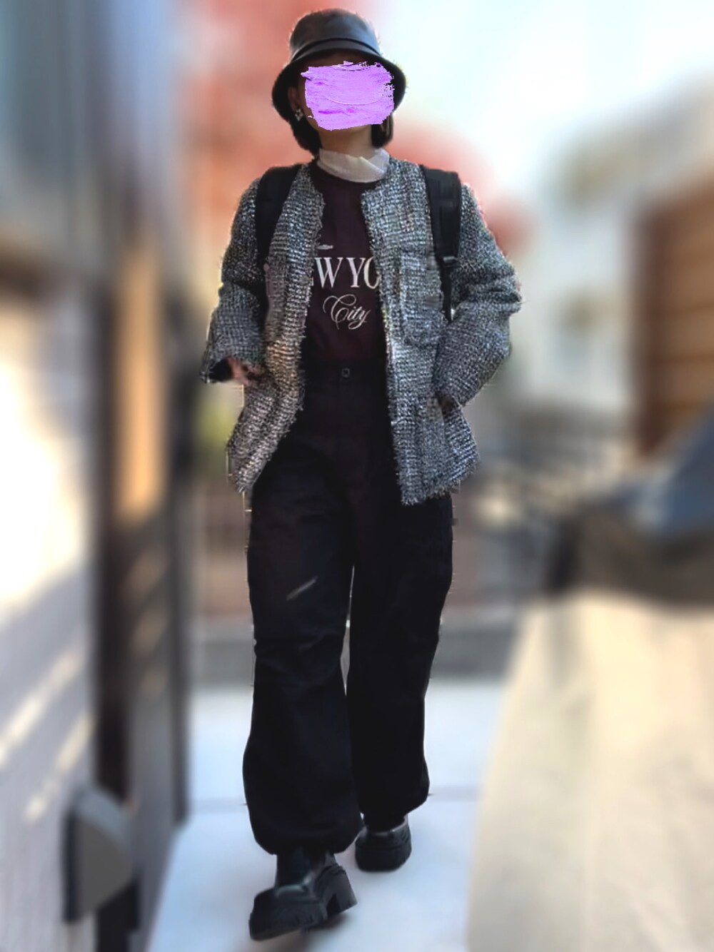 「バケットハット、シアートップス、スウェット、カーゴパンツ、バックパック、ショートブーツ、13度、17度」｜「SENSE OF PLACE by URBAN RESEARCHの【WEB先行販売】エコレザーバケットハット（ハット、ブラック系）」を使った、記録係さん（レディース・161cm）の秋コーディネートの1枚目の写真