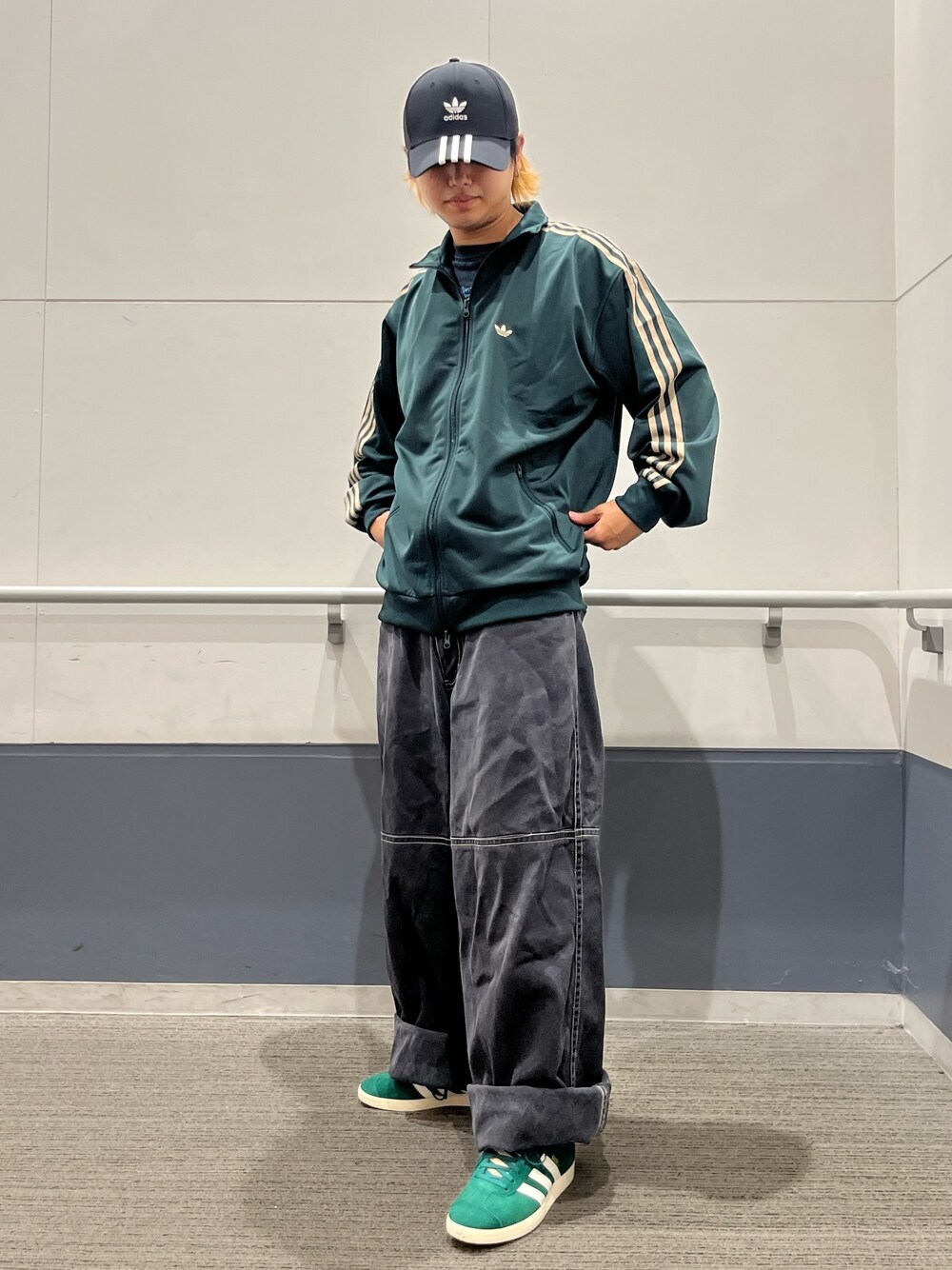 「スニーカー、ジャケット、adidas、ジャージ、アディダス、ベースボールキャップ、adidas originals、トラックジャケット、ベッケンバウアー、ガゼル」｜「adidasのアディカラー クラシック トレフォイル ストーンウォッシュ ベースボールキャップ（キャップ、ブラック系）」を使った、MS:(さん（メンズ・171cm）の秋コーディネートの1枚目の写真