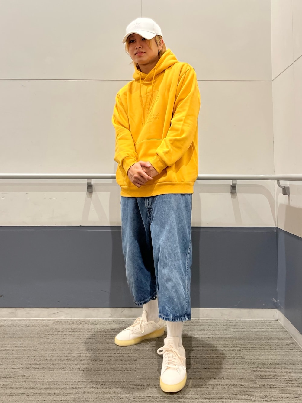 「スニーカー、イエロー、キャップ、パーカー、adidas、スタンスミス、adidas originals、フーディー、アディダスコーデ、シュムーフォイル」｜「adidasのスタンスミス クレープ / Stan Smith Crepe / アディダスオリジナルス adidas Originals（スニーカー、ホワイト系）」を使った、MS:(さん（メンズ・171cm）の秋コーディネートの1枚目の写真
