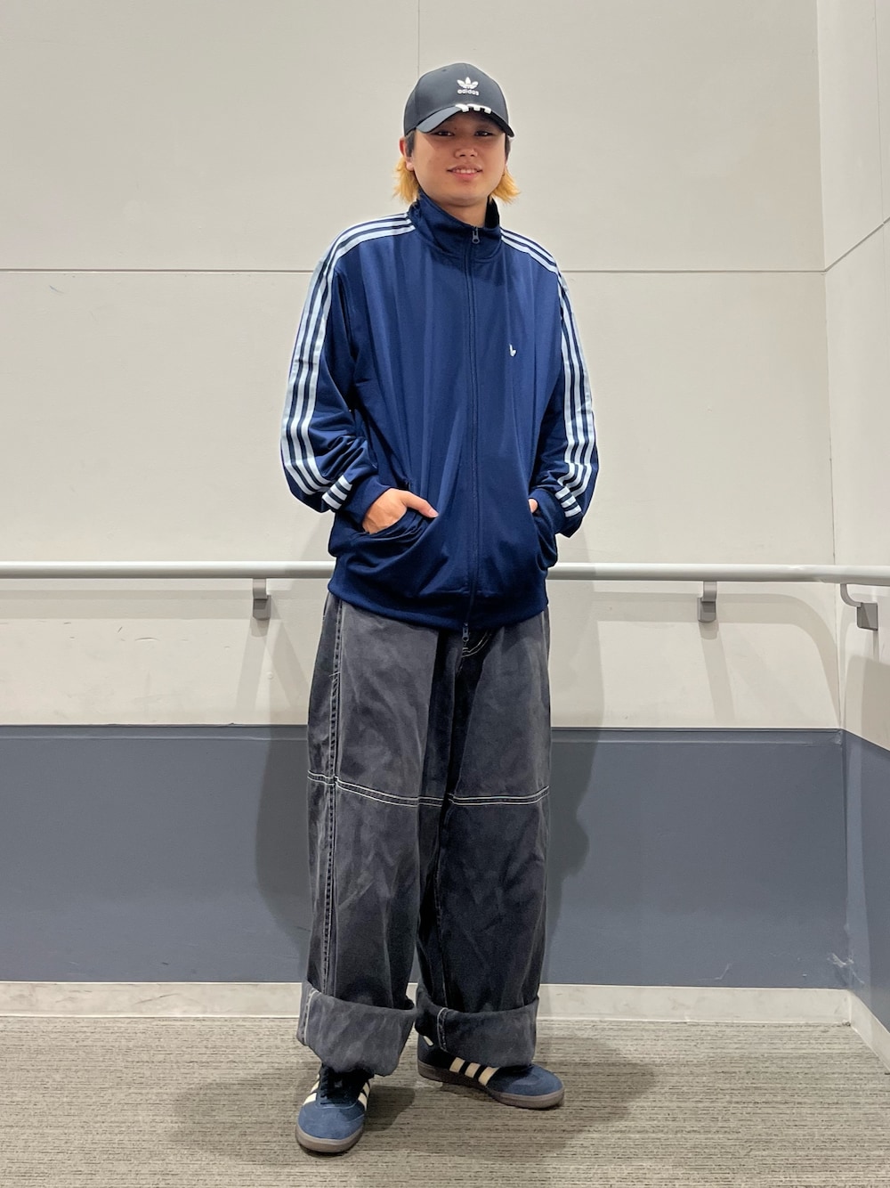 「スニーカー、adidas、ジャージ、ベースボールキャップ、adidas originals、トラックジャケット、サンバ、ベッケンバウアー、アディカラー、samba」｜「adidasのサンバ OG / Samba OG（スニーカー、ブルー系）」を使った、MS:(さん（メンズ・171cm）の秋コーディネートの1枚目の写真