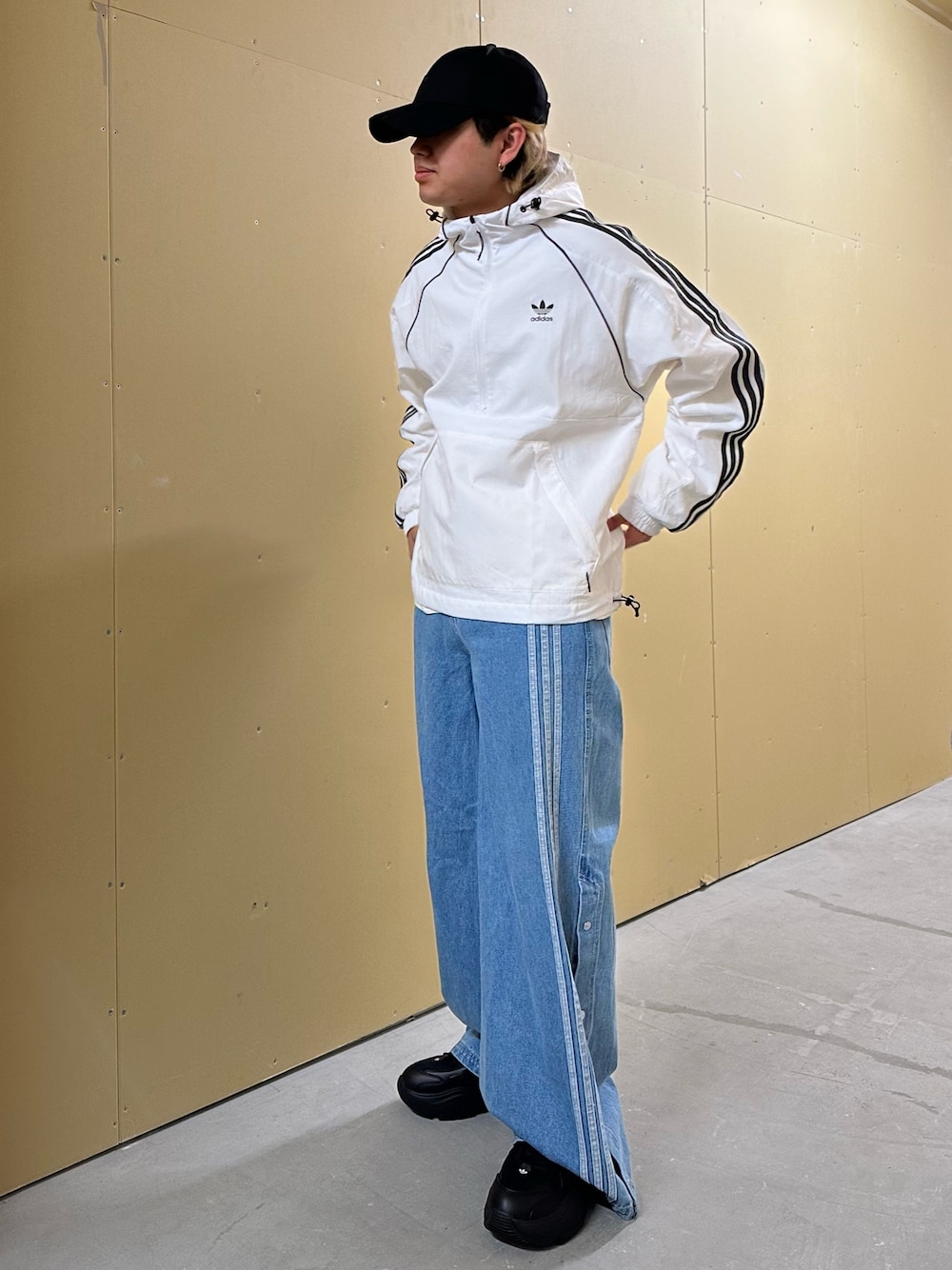 「スニーカー、adidas、アディダス、ワイドパンツ、デニムパンツ、厚底シューズ、adidas originals、アノラック、アノラックパーカー、オズガイア」｜「adidasのキャップ / アディダスオリジナルス（キャップ、ブラック系）」を使った、MS:(さん（メンズ・171cm）の冬コーディネートの1枚目の写真