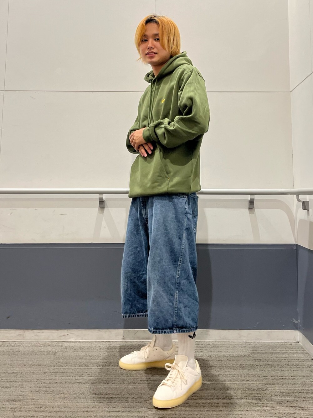 「スニーカー、グリーン、パーカー、adidas、スタンスミス、adidas originals、フーディー、シュムーフォイル」｜「adidasのヘビーウェイト シュムーフォイル パーカー（パーカー、グリーン系）」を使った、MS:(さん（メンズ・171cm）の秋コーディネートの1枚目の写真