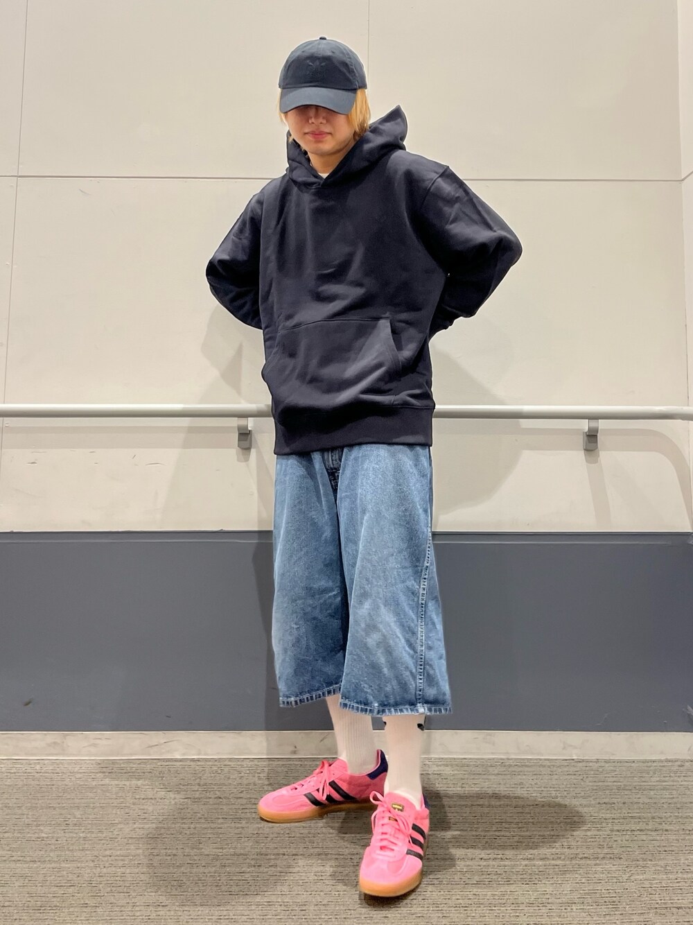 「スニーカー、ブラック、パーカー、adidas、ベースボールキャップ、adidas originals、フーディー、アディカラー、ガゼル」｜「adidasのアディカラー クラシックス トレフォイル ストーンウォッシュ ベースボールキャップ（キャップ、ブラック系）」を使った、MS:(さん（メンズ・171cm）の秋コーディネートの1枚目の写真