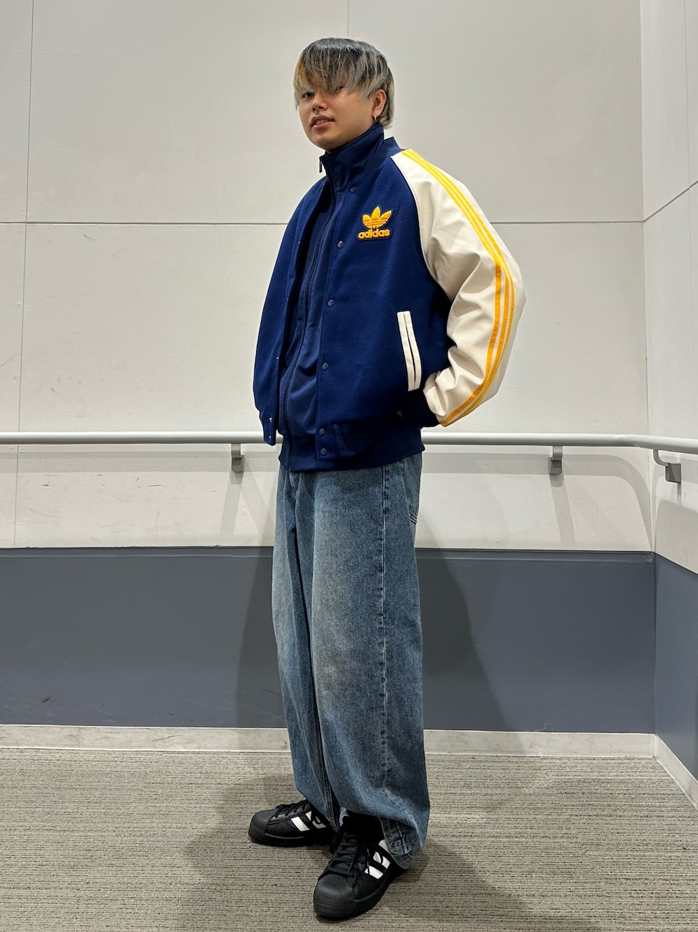 「アウター、ブーツ、adidas、アディダス、GORE-TEX、adidas originals、トラックジャケット、ボンバージャケット、トラックトップ、アディカラー」｜「adidasのSST GORE-TEX ウィンターブーツ / アディダスオリジナルス adidas Originals（スニーカー、ブラック系）」を使った、MS:(さん（メンズ・171cm）の秋コーディネートの1枚目の写真