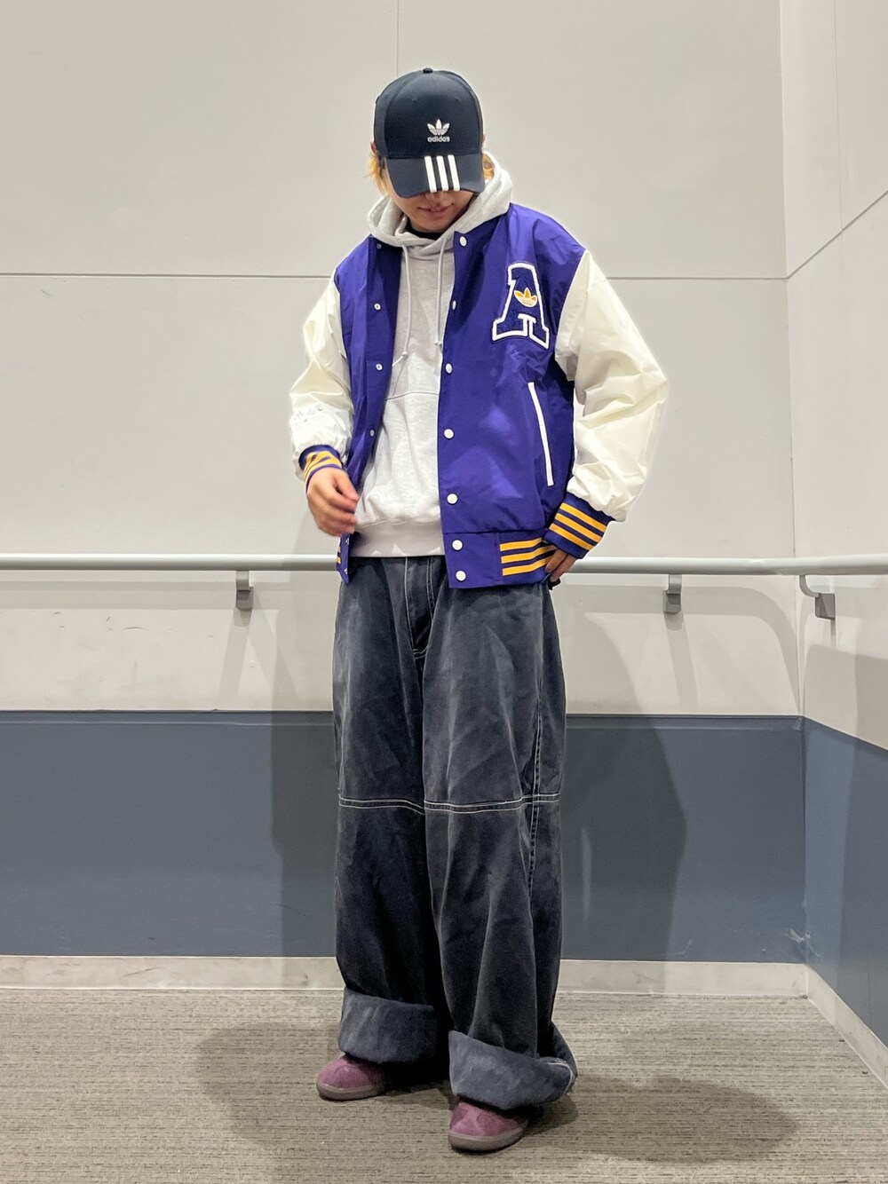 「スニーカー、ジャケット、adidas、アディダス、ベースボールキャップ、adidas originals、ボンバージャケット、アディカラー、ステート シリーズ」｜「adidasのアディカラー クラシック トレフォイル ストーンウォッシュ ベースボールキャップ（キャップ、ブラック系）」を使った、MS:(さん（メンズ・171cm）の秋コーディネートの1枚目の写真