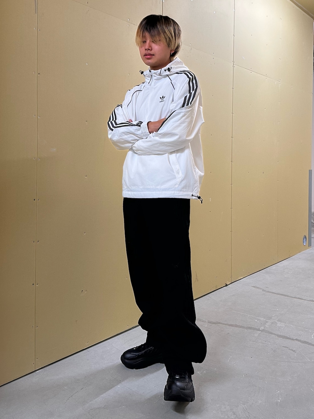 「スニーカー、adidas、厚底シューズ、トラックパンツ、adidas originals、アノラック、アノラックパーカー、ハーフジップ、ファイヤーバード、オズガイア」｜「adidasのアノラック / ANORAK / アディダスオリジナルス adidas Originals（ナイロンジャケット、ホワイト系）」を使った、MS:(さん（メンズ・171cm）の冬コーディネートの1枚目の写真