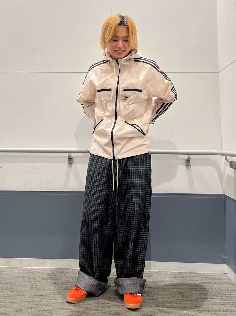 「スニーカー、adidas、アディダス、ナイロンジャケット、adidas originals、ウインドブレーカー、アディカラー、ガゼル」｜「adidasのアディカラー クラシックス ウインドブレーカー（ナイロンジャケット、ベージュ系）」を使った、MS:(さん（メンズ・171cm）の秋コーディネートの1枚目の写真