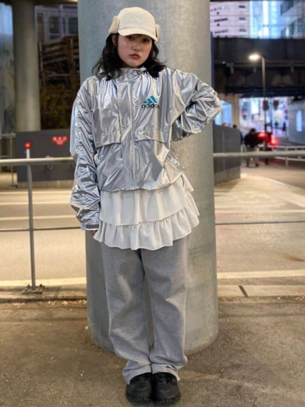 「adidas、EQUIPMENT、アディダス、アディダス(adidas)、アディダススニーカー」｜「adidasのEQT メタリック ウインドブレーカー（ジャケット/アウター、シルバー系）」を使った、hinaさん（レディース・156cm）の春コーディネートの1枚目の写真