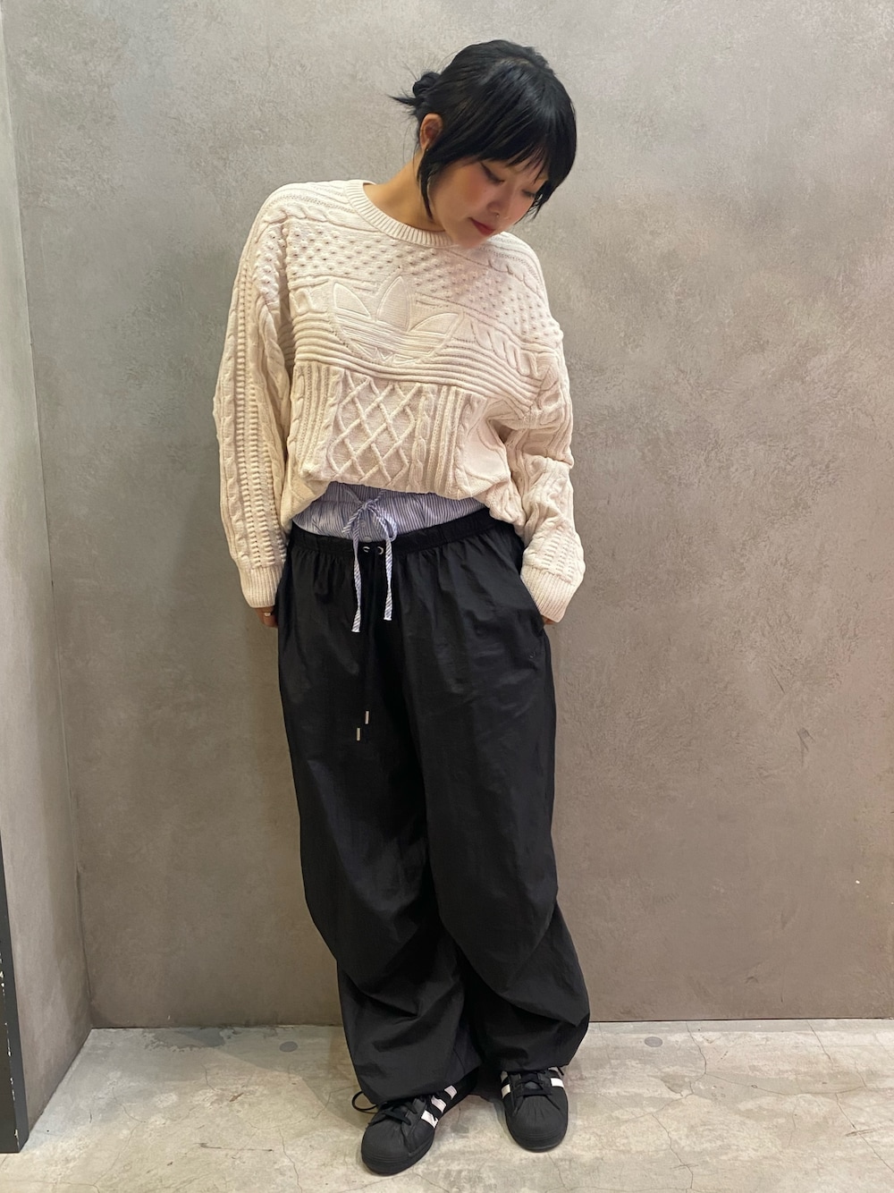 「スニーカー、ニット、セーター、adidas、アディダス、adidas originals、アディダスオリジナルス、スーパースター、70s」｜「adidasのスーパースター [Superstar]  / アディダスオリジナルス adidas Originals（スニーカー、ブラック系）」を使った、hinaさん（レディース・156cm）の秋コーディネートの1枚目の写真