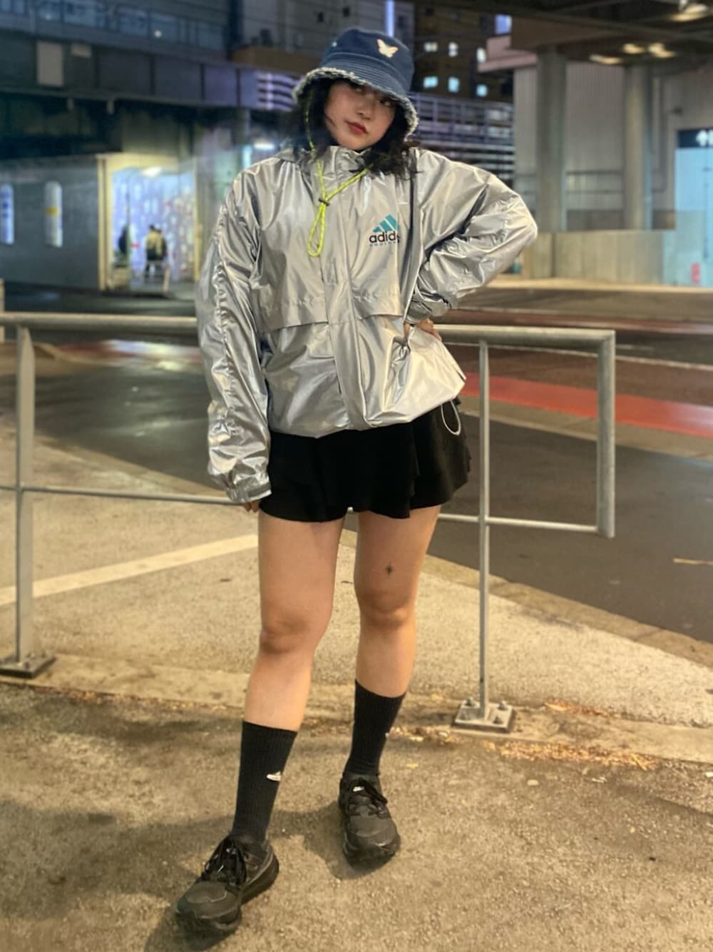 「adidas、EQUIPMENT、アディダス、アディダス(adidas)、アディダススニーカー」｜「adidasのサンバ クルーソックス 2足組 / アディダスオリジナルス adidas Originals（ソックス/靴下、ホワイト系）」を使った、hinaさん（レディース・156cm）の春コーディネートの1枚目の写真