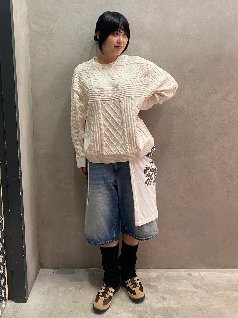 「スニーカー、ニット、セーター、adidas、アディダス、adidas originals、アディダスオリジナルス、70s、SL 72」｜「adidasのKNTD TRF SWTR / アディダスオリジナルス adidas Originals（ニット/セーター、ホワイト系）」を使った、hinaさん（レディース・156cm）の秋コーディネートの1枚目の写真