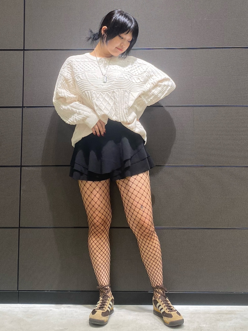 「スニーカー、ニット、セーター、adidas、アディダス、adidas originals、アディダスオリジナルス、70s、SL 72」｜「adidasのKNTD TRF SWTR / アディダスオリジナルス adidas Originals（ニット/セーター、ホワイト系）」を使った、hinaさん（レディース・156cm）の秋コーディネートの1枚目の写真