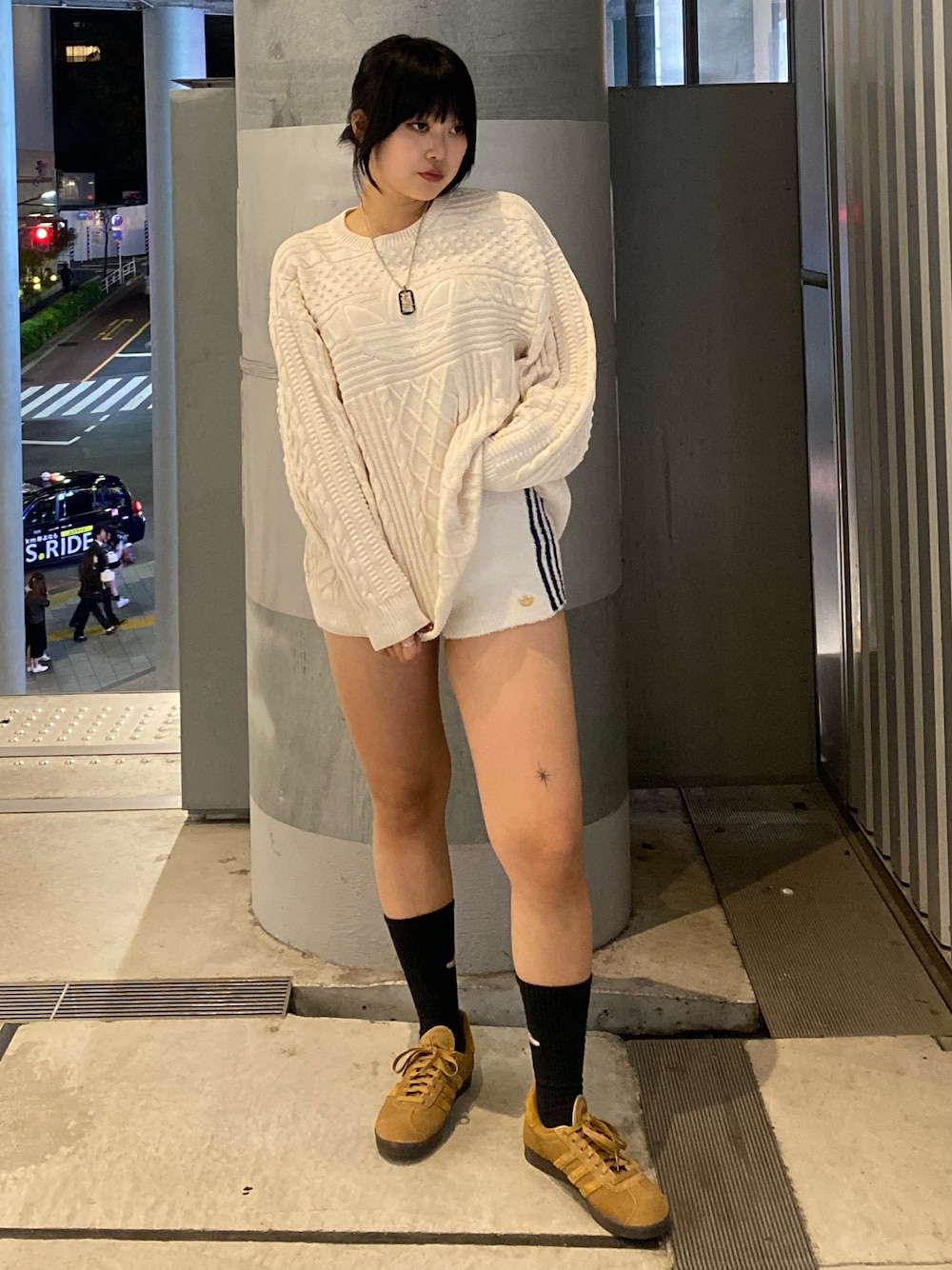「スニーカー、ニット、セーター、adidas、アディダス、adidas originals、アディダスオリジナルス、70s、ガゼル」｜「adidasのKNTD TRF SWTR / アディダスオリジナルス adidas Originals（ニット/セーター、ホワイト系）」を使った、hinaさん（レディース・156cm）の秋コーディネートの1枚目の写真
