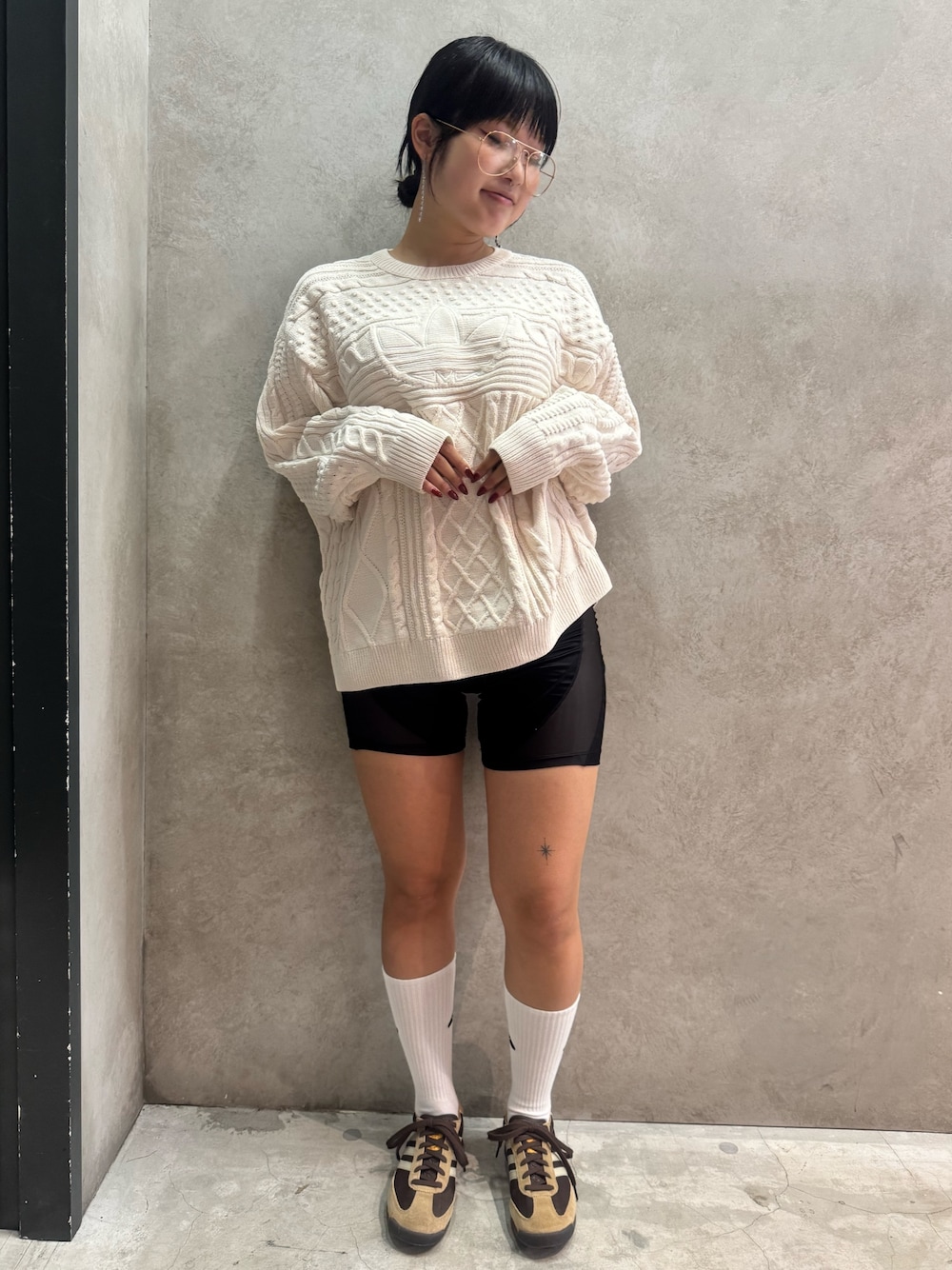 「スニーカー、ニット、セーター、adidas、アディダス、adidas originals、アディダスオリジナルス、70s、SL 72」｜「adidasのKNTD TRF SWTR / アディダスオリジナルス adidas Originals（ニット/セーター、ホワイト系）」を使った、hinaさん（レディース・156cm）の秋コーディネートの1枚目の写真