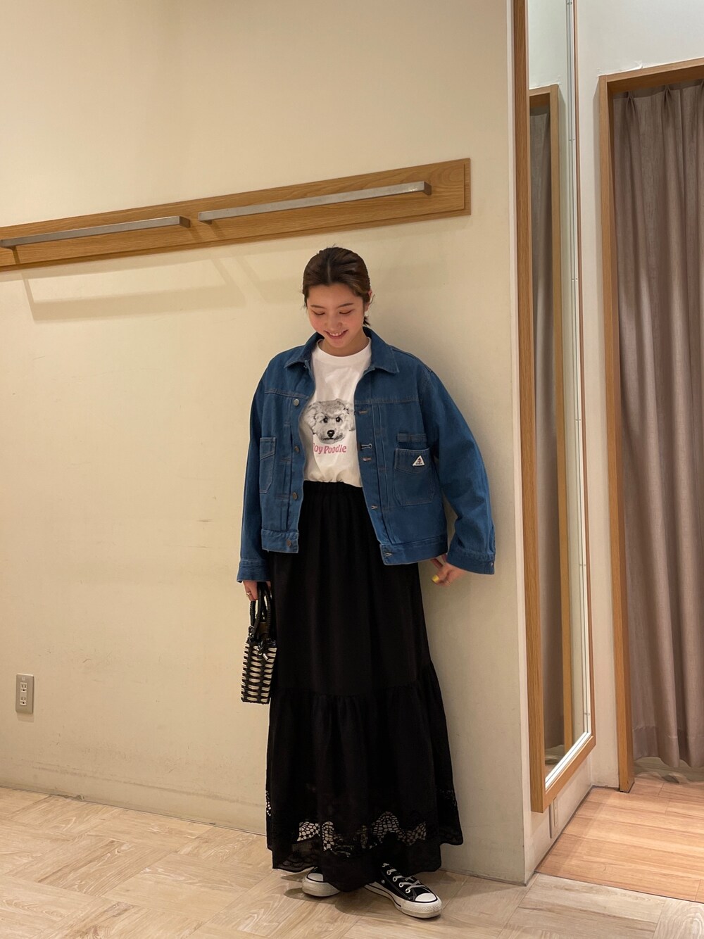 ブルー系のデニムジャケット、ホワイト系のTシャツ/カットソー、ブラック系のショルダーバッグを着用したレディースの春コーディネートの1枚目の写真