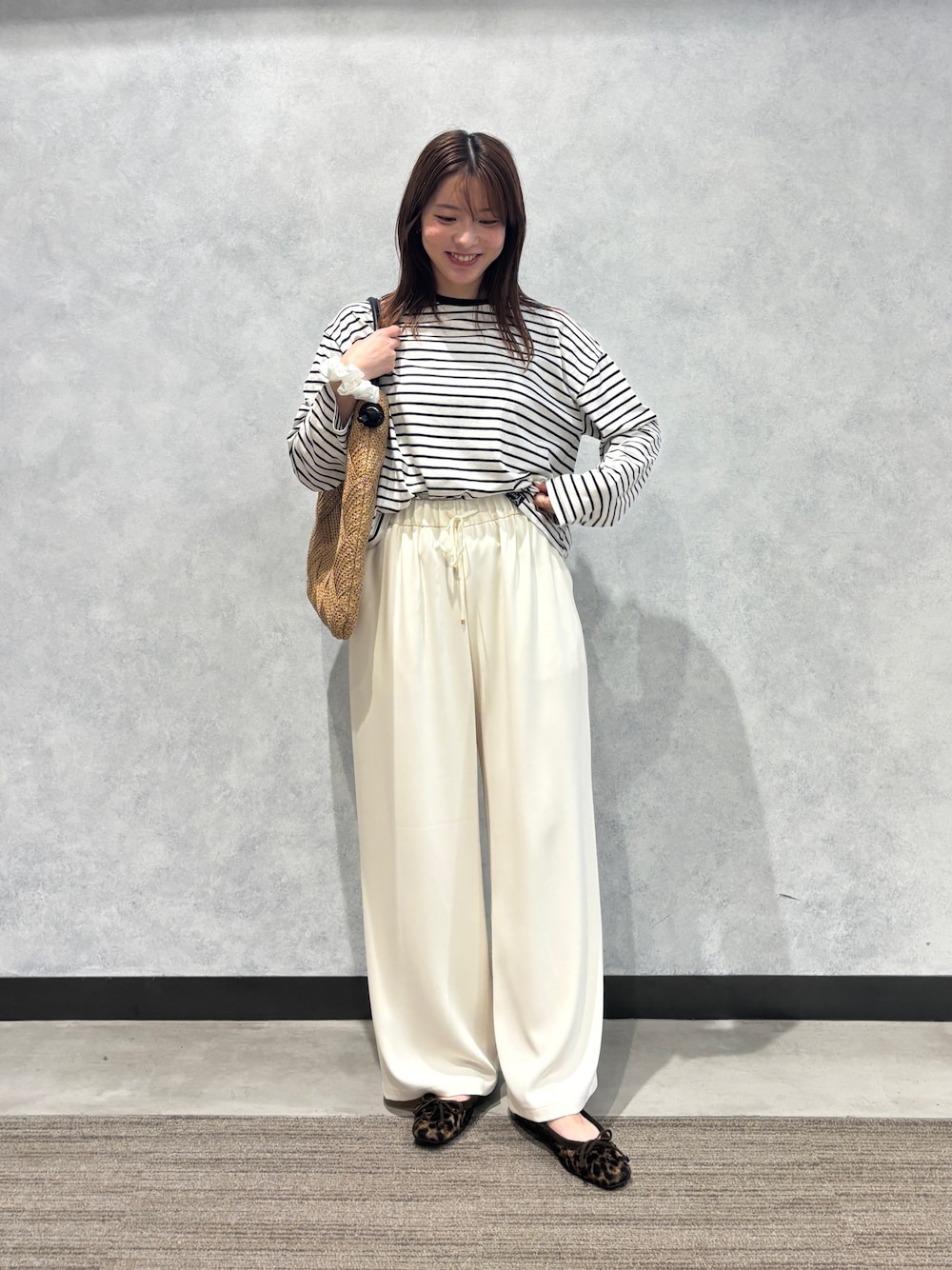ホワイト系のTシャツ/カットソー、ホワイト系のその他パンツ、ベージュ系のかごバッグを着用したレディースの夏コーディネートの1枚目の写真
