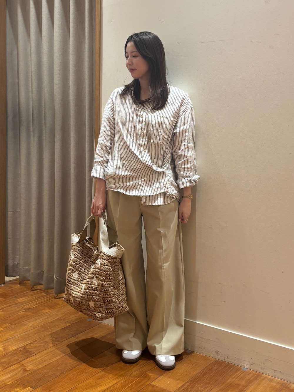 ベージュ系のシャツ/ブラウス、イエロー系のトートバッグを着用したレディースの春コーディネートの1枚目の写真