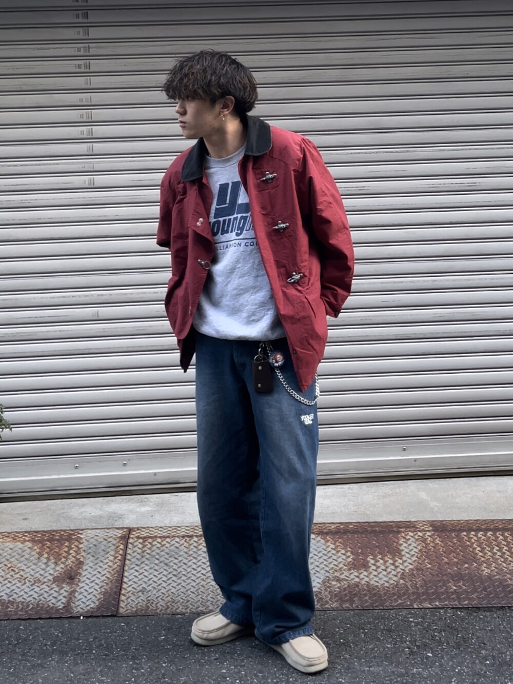 ブルー系のデニムパンツ、ベージュ系のブーツ、グレー系のスウェットを着用したメンズの冬コーディネートの1枚目の写真