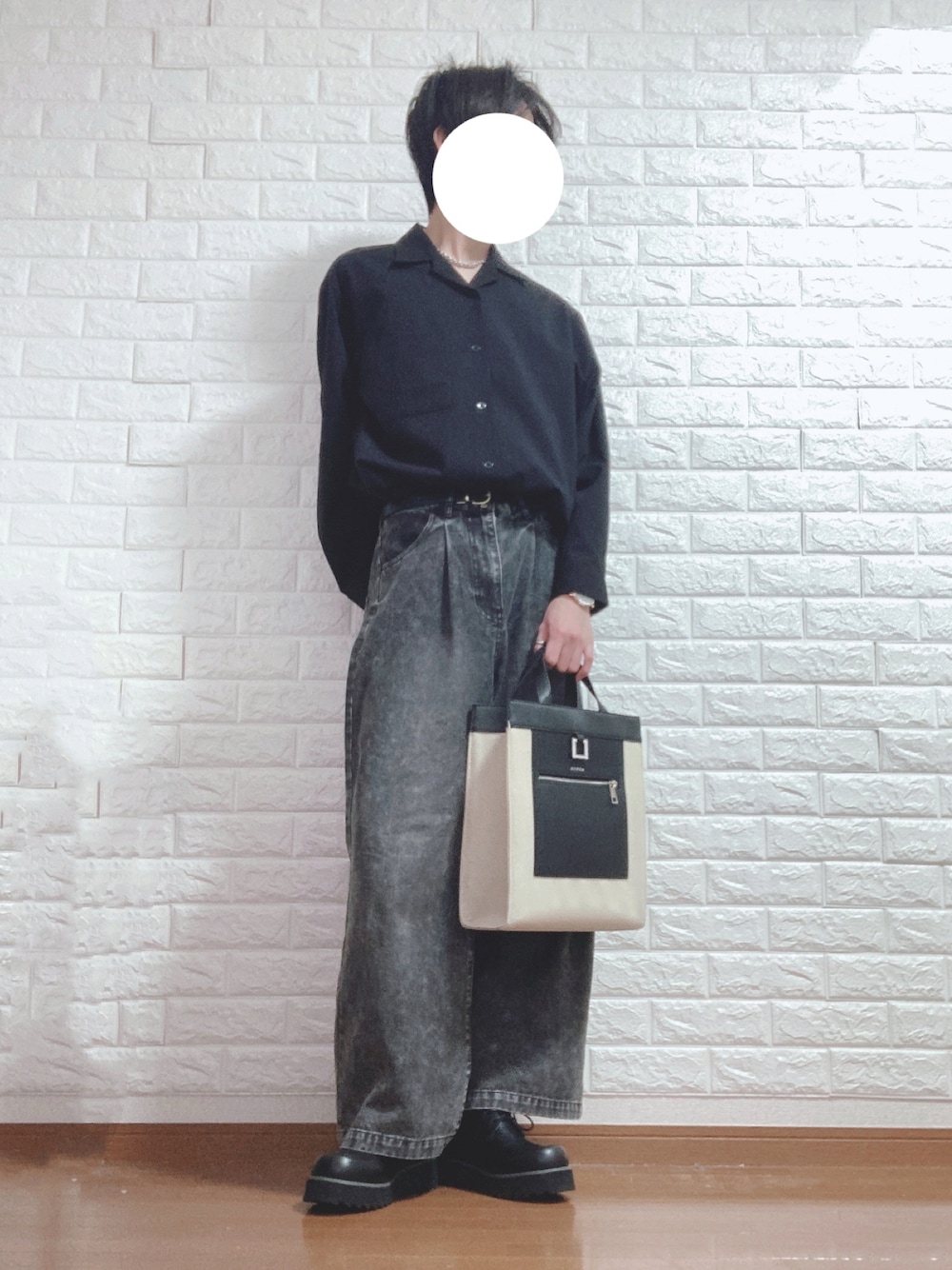 ブラック系のドレスシューズ、ブラック系のスラックス、ベージュ系のトートバッグを着用したメンズの冬コーディネートの1枚目の写真