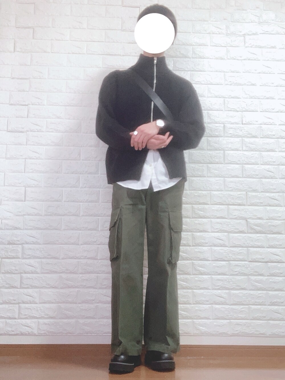 ブラック系のドレスシューズ、グリーン系のカーゴパンツ、ホワイト系のシャツ/ブラウスを着用したメンズの冬コーディネートの1枚目の写真