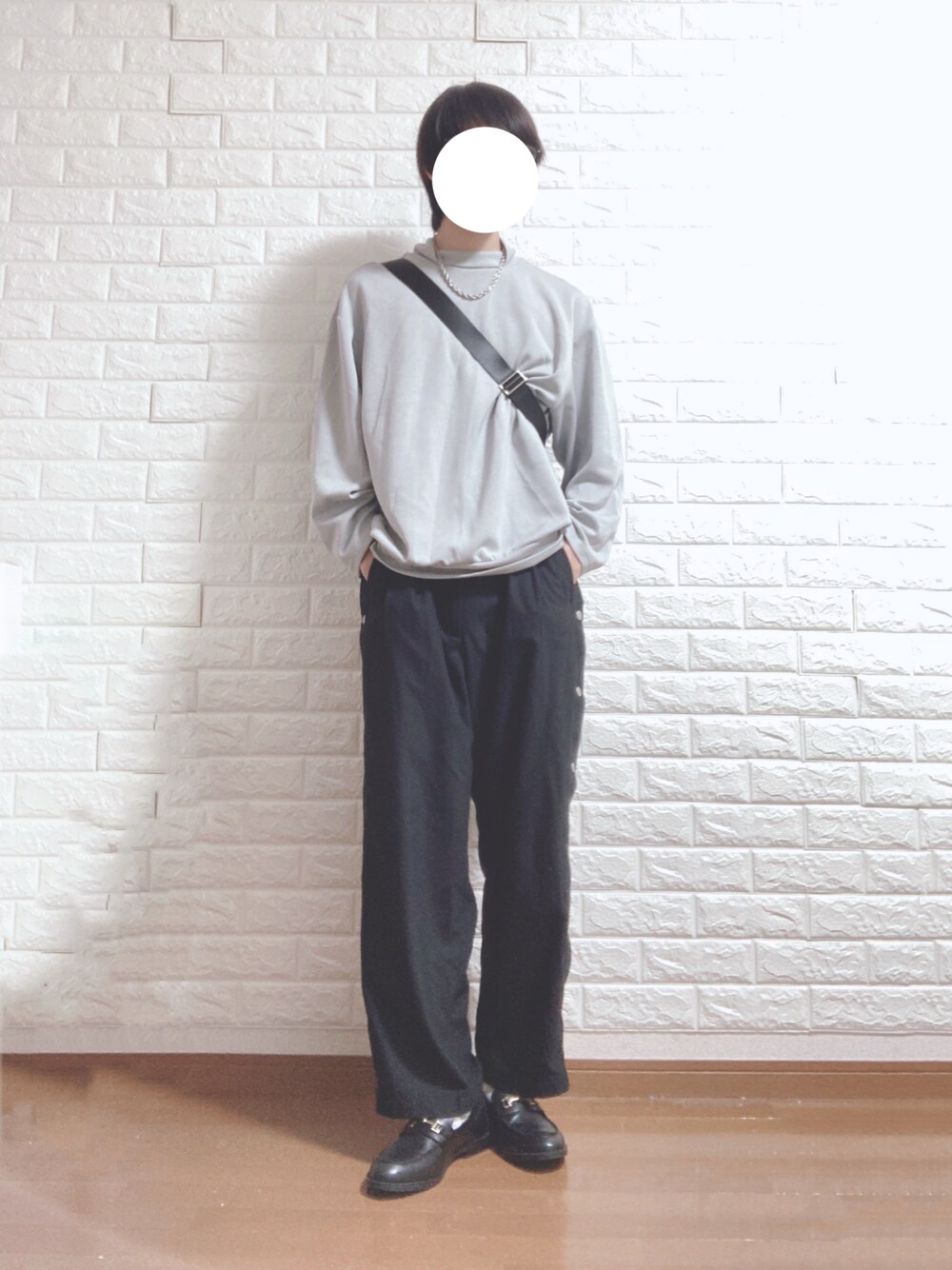 ブラック系のローファー、ブラック系のその他パンツ、グレー系のTシャツ/カットソーを着用したメンズの秋コーディネートの1枚目の写真