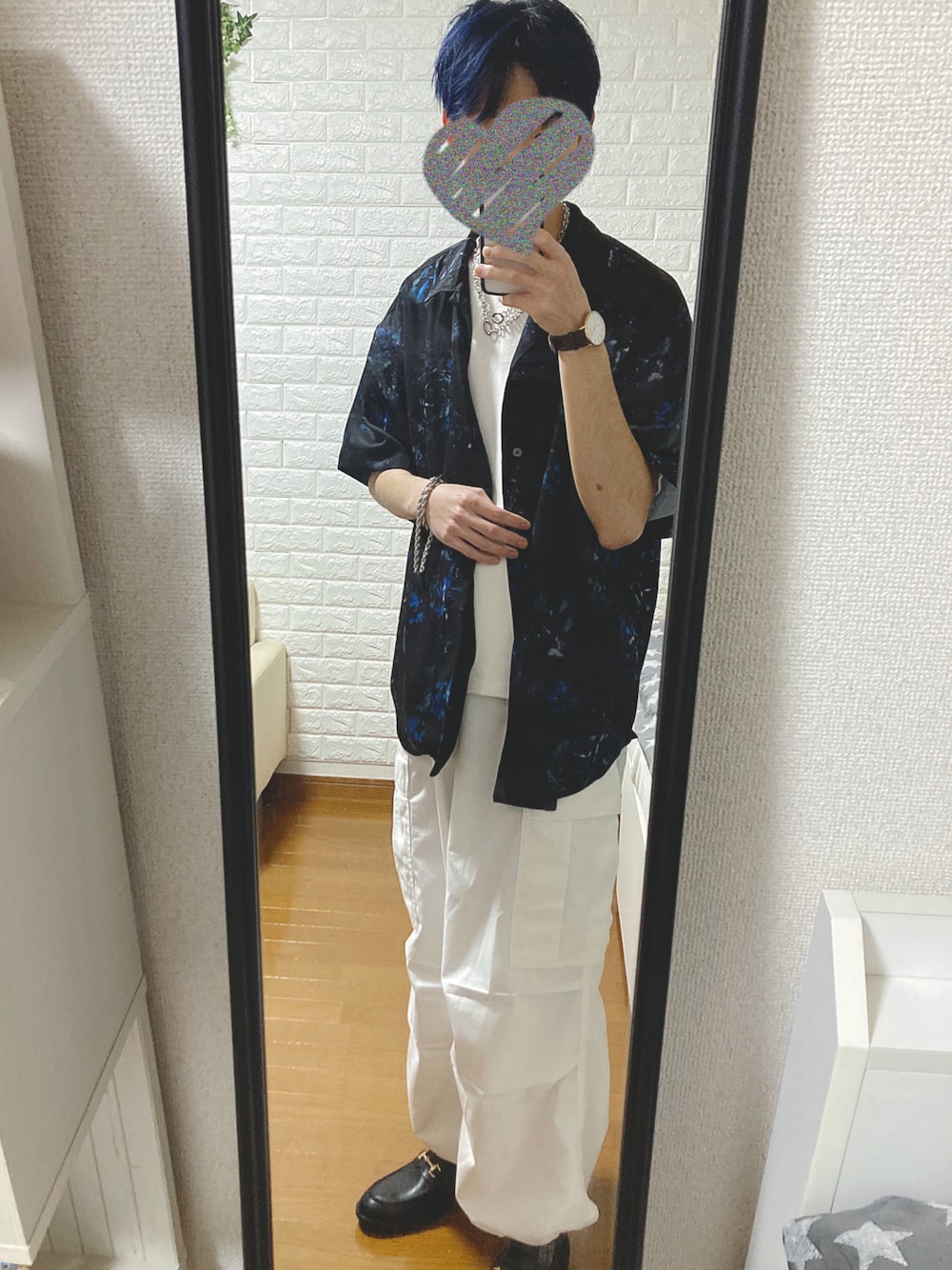 ホワイト系のカーゴパンツ、ブルー系のシャツ/ブラウス、ホワイト系のTシャツ/カットソーを着用したメンズの春コーディネートの1枚目の写真