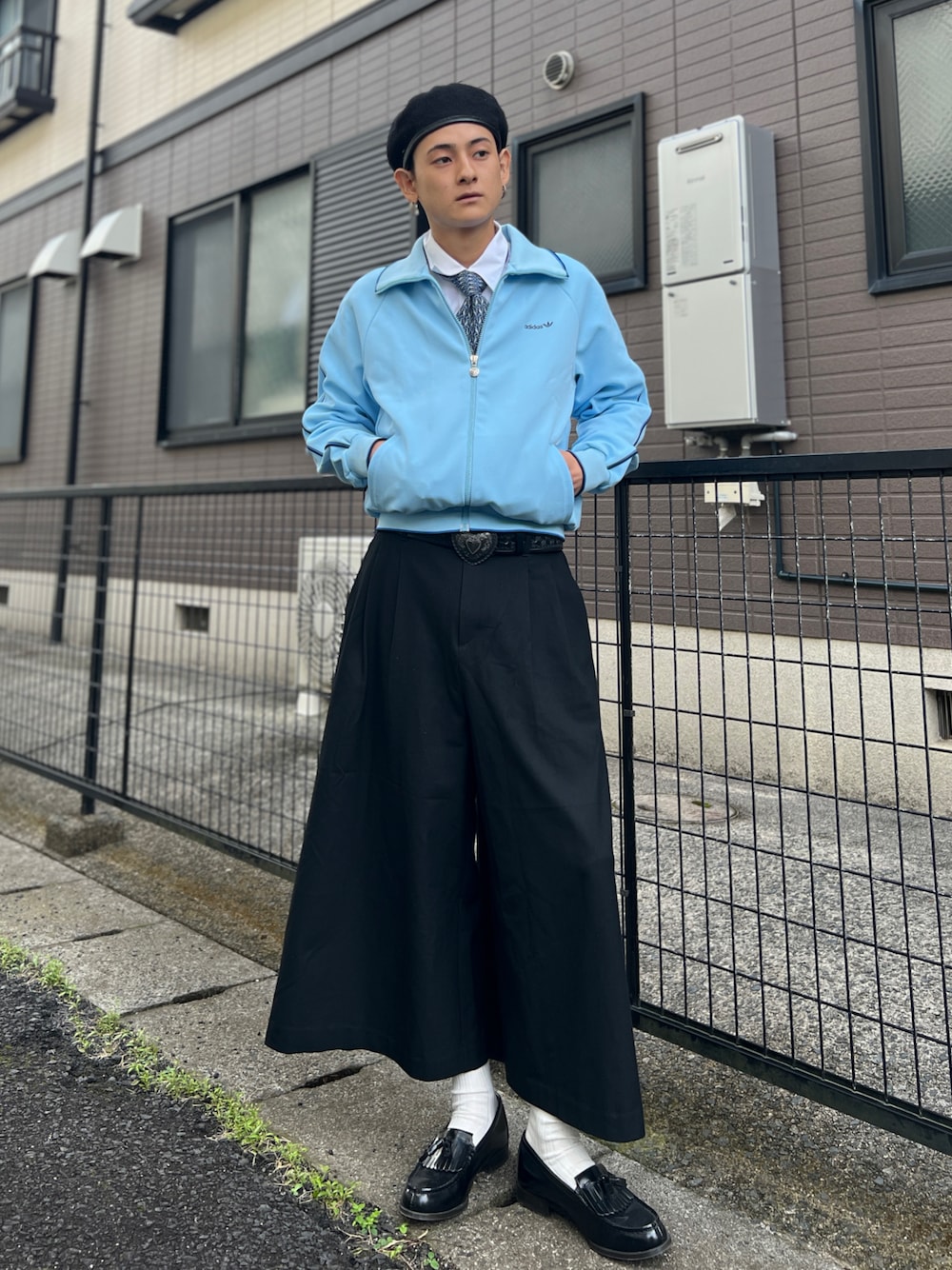 ホワイト系のシャツ/ブラウス、ブルー系のジャケット/アウター、ブラック系のパンツを着用したメンズの秋コーディネートの1枚目の写真