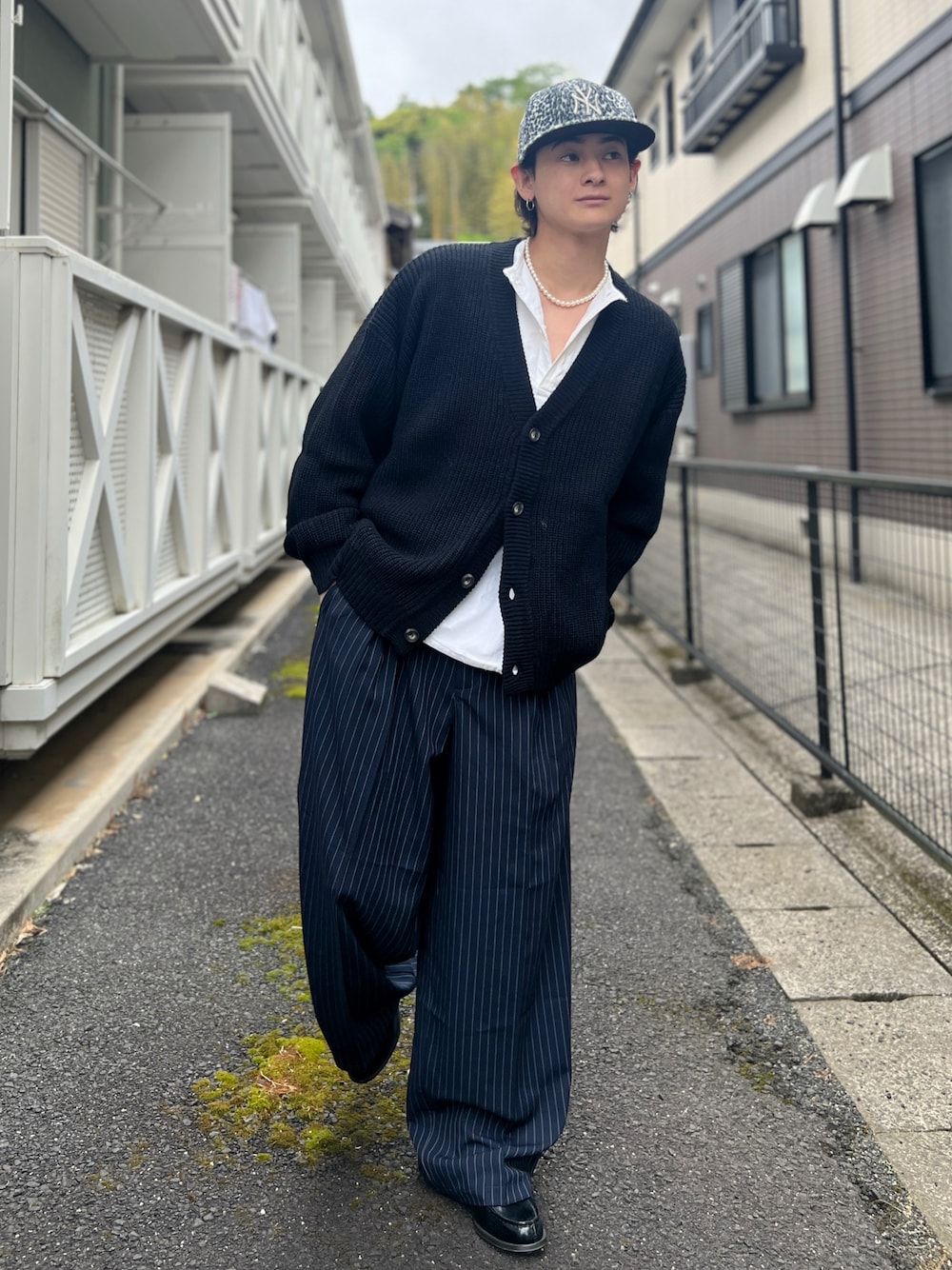 「春コーデ、春夏コーデ、やっぱり帽子が好き、ニューエラ、カーディガン、スラックス、ボーダースラックス、HARUTA、古着、古着MIX、古着コーデ、きれいめカジュアル、キレイめカジュアル、カジュアル、WEARyouthコーデ」｜「NEW ERAのアイテム（キャップ、その他）」を使った、Reoさん（メンズ・171cm）の春コーディネートの1枚目の写真