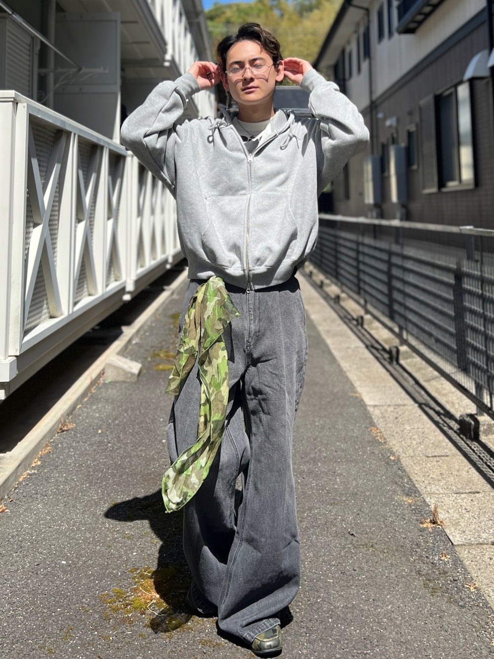 「春、春コーデ、春服コーデ、メガネ男子、パーカー、パーカーコーデ、デニム、デニムパンツ、古着、古着MIX、古着コーデ、最近のいい感じコーデ、シンプルコーデ、いいね、save、フォローお願いします🤑、WEARyouthコーデ」｜「Chikashitsu +のストリートファッション Chikashitsu + チカシツプラス round frame eyewear オーバルサングラス シルバーメガネ クリアサングラス メタルフレーム 眼鏡 アイウェア 韓国ファッション（メガネ、シルバー系）」を使った、Reoさん（メンズ・171cm）の春コーディネートの1枚目の写真