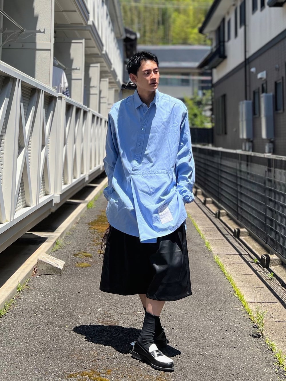 「夏コーデ、夏、夏ファッション、シャツ、シャツスタイル、シャツコーデ、レザーパンツ、レザーショーツ、ローファー、古着MIX、古着コーデ、服好きな人と繋がりたい、いいね、save、フォローお願いします🤑」｜「SOSHIOTSUKIのアイテム（シャツ/ブラウス、ブルー系）」を使った、Reoさん（メンズ・171cm）の夏コーディネートの1枚目の写真