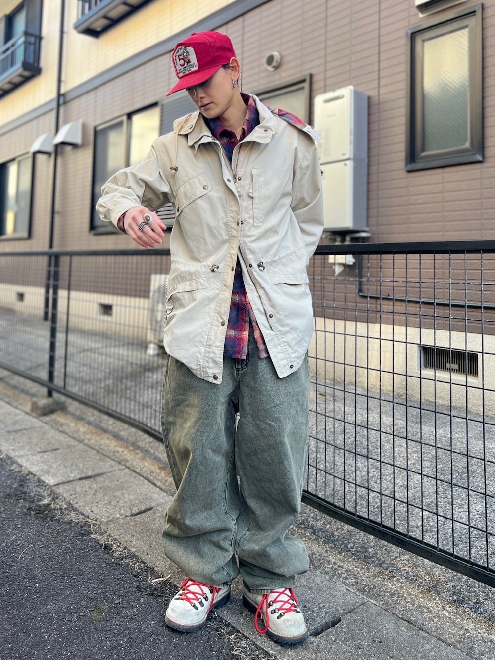 ホワイト系のジャケット/アウター、ブラウン系のシャツ/ブラウス、ブラウン系のデニムパンツを着用したメンズの秋コーディネートの1枚目の写真