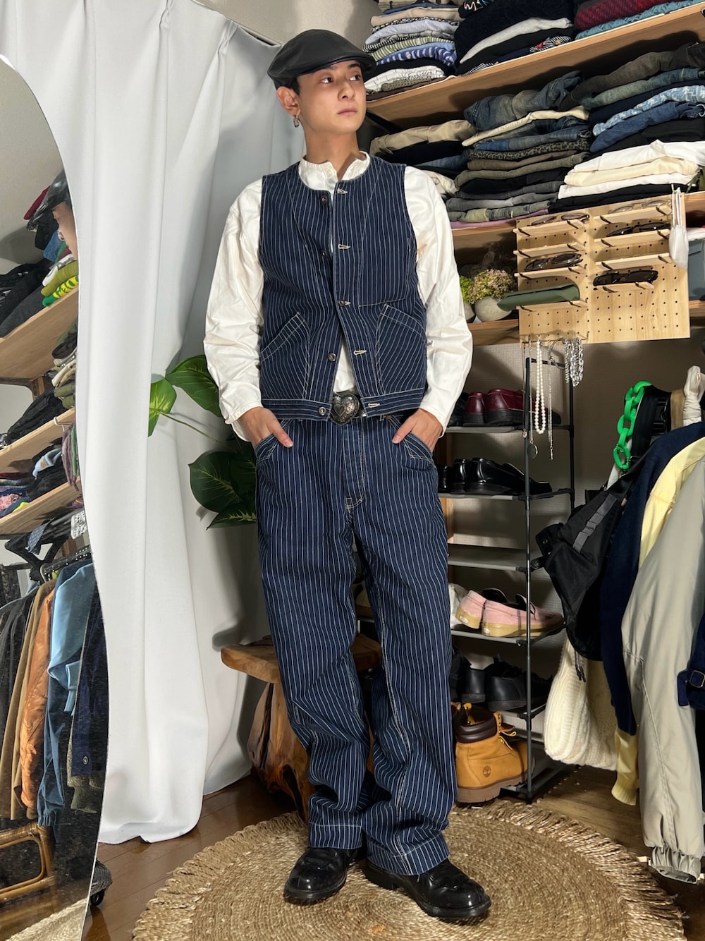 その他のベスト、ブルー系のデニムパンツ、ブラック系のブーツを着用したメンズの秋コーディネートの1枚目の写真