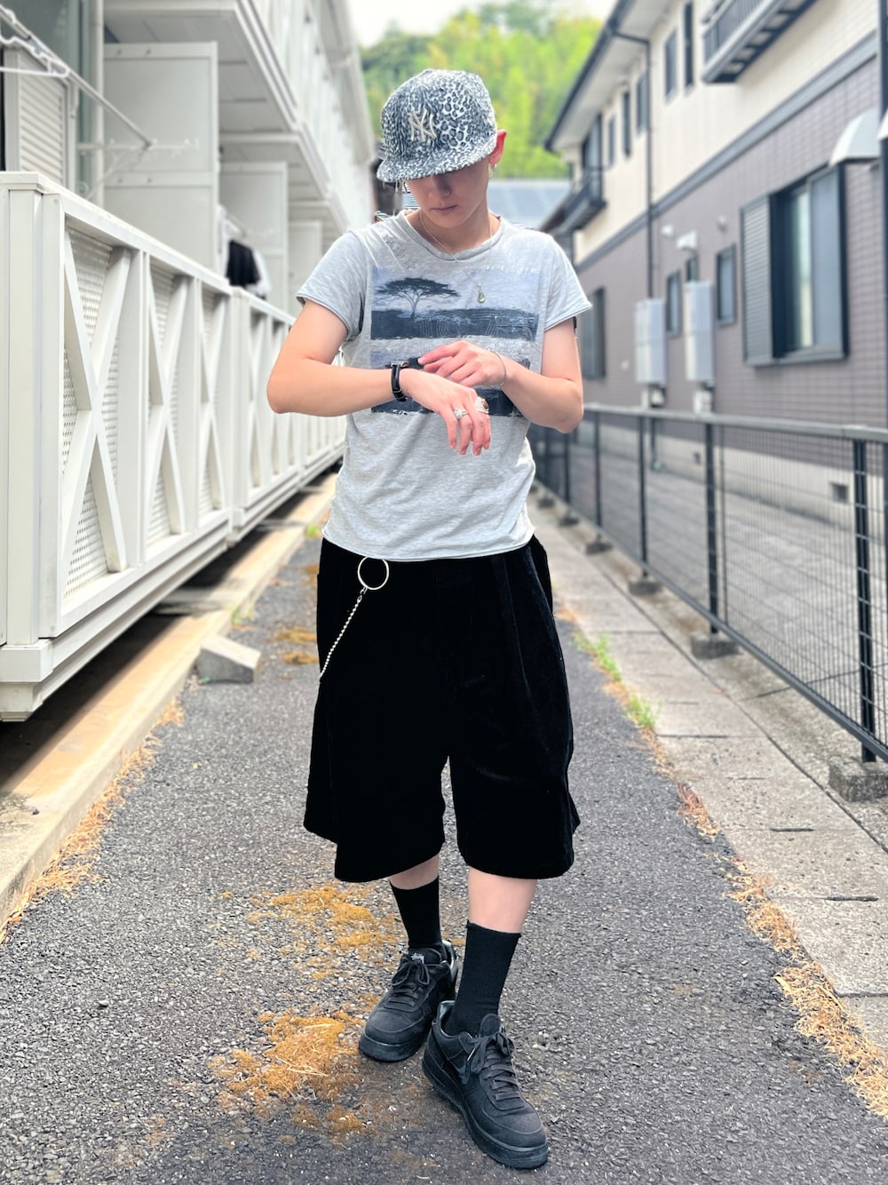 「夏、夏コーデ、夏だ！Tシャツ着よう！、Tシャツ、古着、古着MIX、古着コーデ、ショーツ、スニーカー、スニーカーコーデ、AIR FORCE 1、モノトーン、メンズファッション、WEARyouthコーデ」｜「NEW ERAのアイテム（キャップ、ブラック系）」を使った、Reoさん（メンズ・171cm）の夏コーディネートの1枚目の写真