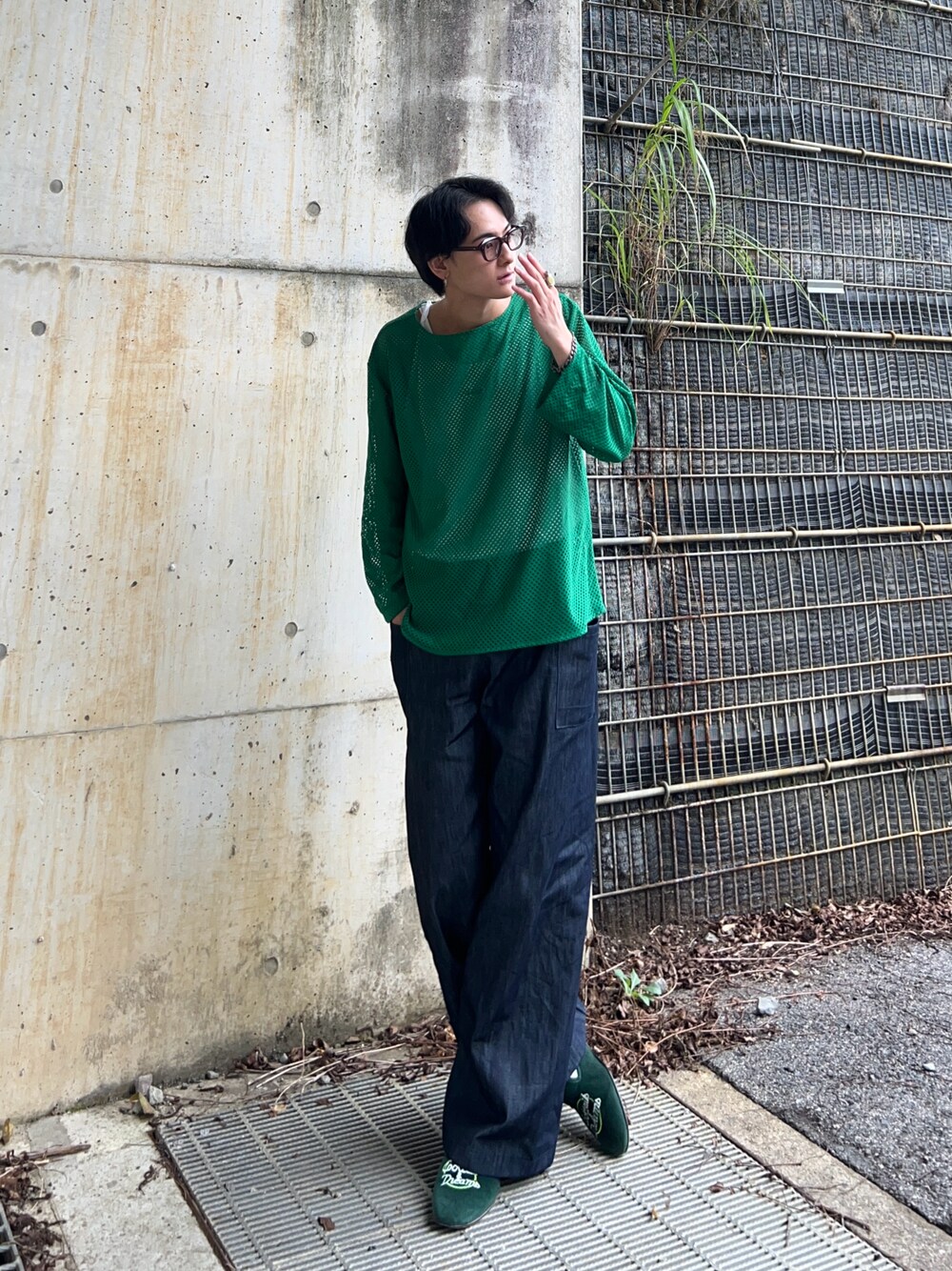 グリーン系のトップス、ブルー系のデニムパンツ、グリーン系のシューズを着用したメンズの夏コーディネートの1枚目の写真