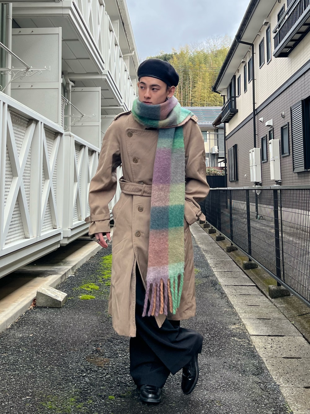 「デートコーデ、春のおしゃ見えテクニック、シンプルコーデ、お洒落さんとつながりたい、今日のコーデ、休日スタイル、ファッションを楽しもう、コート、コートスタイル、マフラー、バーバリー、スラックス」｜「MILITARYの実物 新品 デッドストック 米陸軍 U.S.ARMY ブラックベレー帽 プレーン（ハンチング/ベレー帽、ブラック系）」を使った、Reoさん（メンズ・171cm）の春コーディネートの1枚目の写真