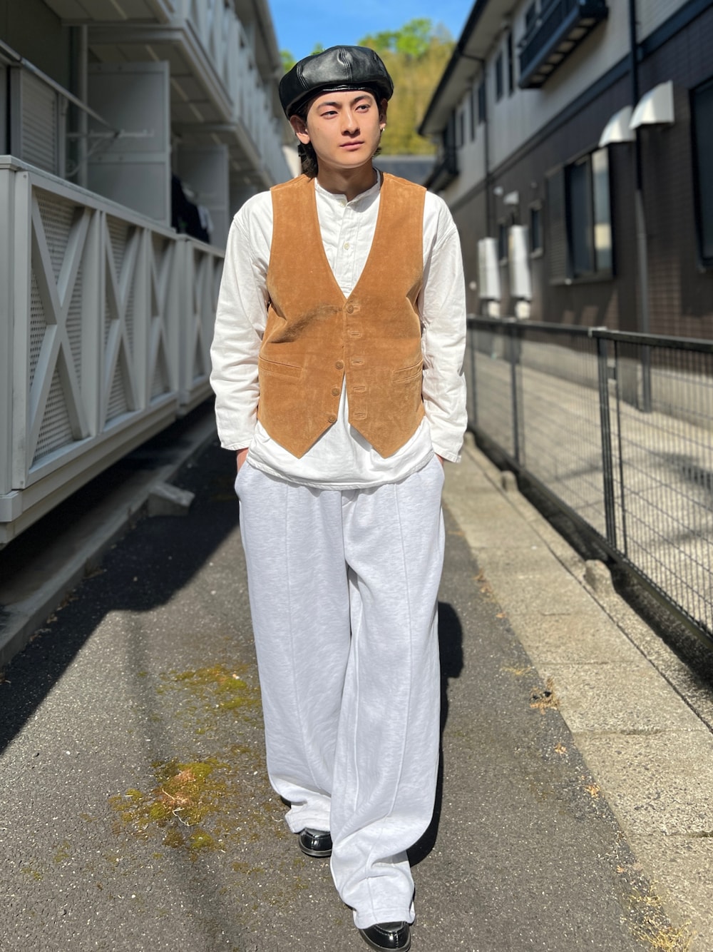 「最近のいい感じコーデ、レイヤードスタイル、春、春コーデ、ベスト、ベスト×シャツ、古着、古着MIX、古着コーデ、いいね、save、フォローお願いします🤑、アメカジ、アメカジコーデ、WEARyouthコーデ」｜「Fabulousのfabulous フェイクレザーキャスケット（キャスケット、ブラック系）」を使った、Reoさん（メンズ・171cm）の春コーディネートの1枚目の写真