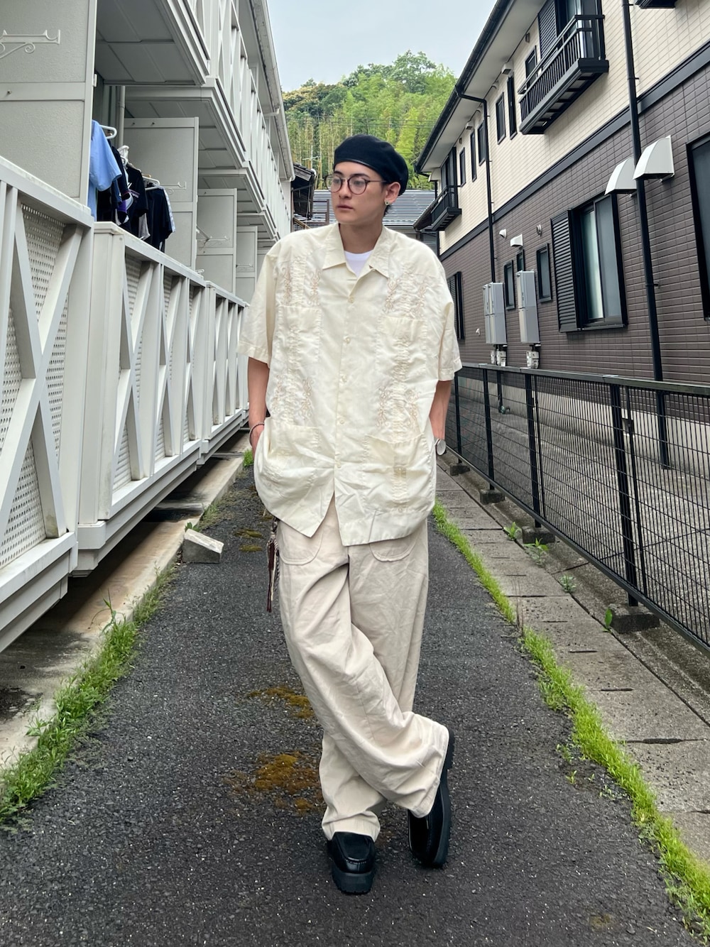 「きれいめカジュアル、さらっと晴れやかスナップ、半袖、シャツ、シャツコーデ、シャツ好き集まれ、夏コーデ、古着、古着MIX、古着コーデ、古着好きな人と繋がりたい、ファッションを楽しもう、ファッションの力を信じよう、いいね、save、フォローお願いします🤑」｜「usedのアイテム（シャツ/ブラウス、イエロー系）」を使った、Reoさん（メンズ・171cm）の夏コーディネートの1枚目の写真