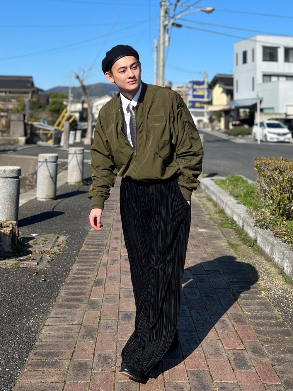 「ジャケットスタイル、春のNewスタイル、春コーデ、はるコーデ、今日のコーデ、お洒落さんとつながりたい、ミリタリー、ミリタリージャケット、プリーツパンツ、服好きな人と繋がりたい、古着、古着MIX、古着コーデ」｜「MILITARYの実物 新品 デッドストック 米陸軍 U.S.ARMY ブラックベレー帽 プレーン（ハンチング/ベレー帽、ブラック系）」を使った、Reoさん（メンズ・171cm）の春コーディネートの1枚目の写真