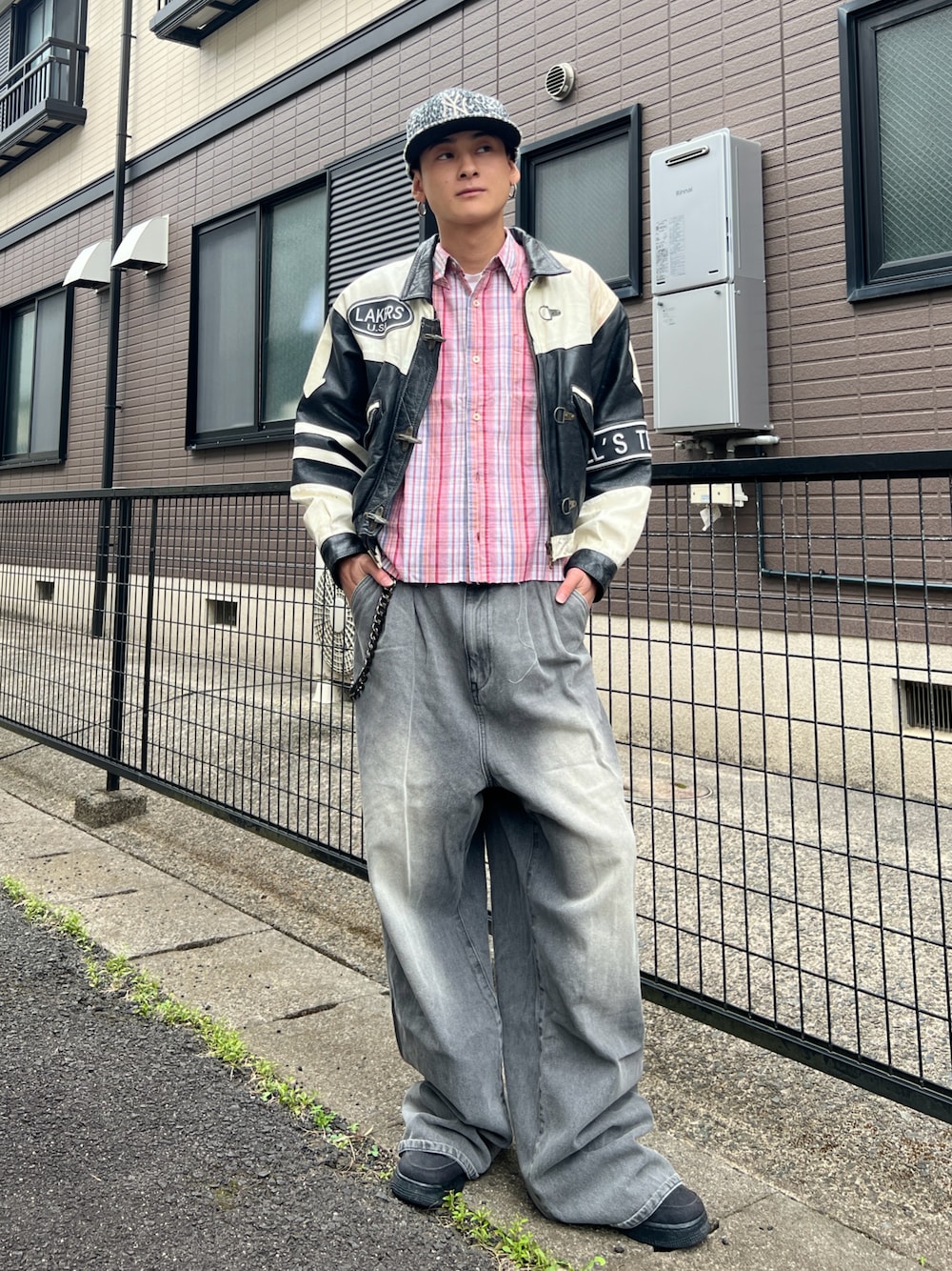 レッド系のシャツ/ブラウス、ブラック系のジャケット/アウター、グレー系のデニムパンツを着用したメンズの秋コーディネートの1枚目の写真