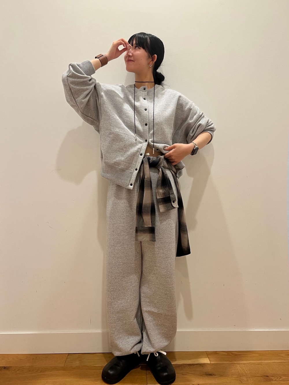 グレー系のカーディガン/ボレロ、ベージュ系のシャツ/ブラウス、グレー系のその他パンツを着用したレディースの秋コーディネートの1枚目の写真