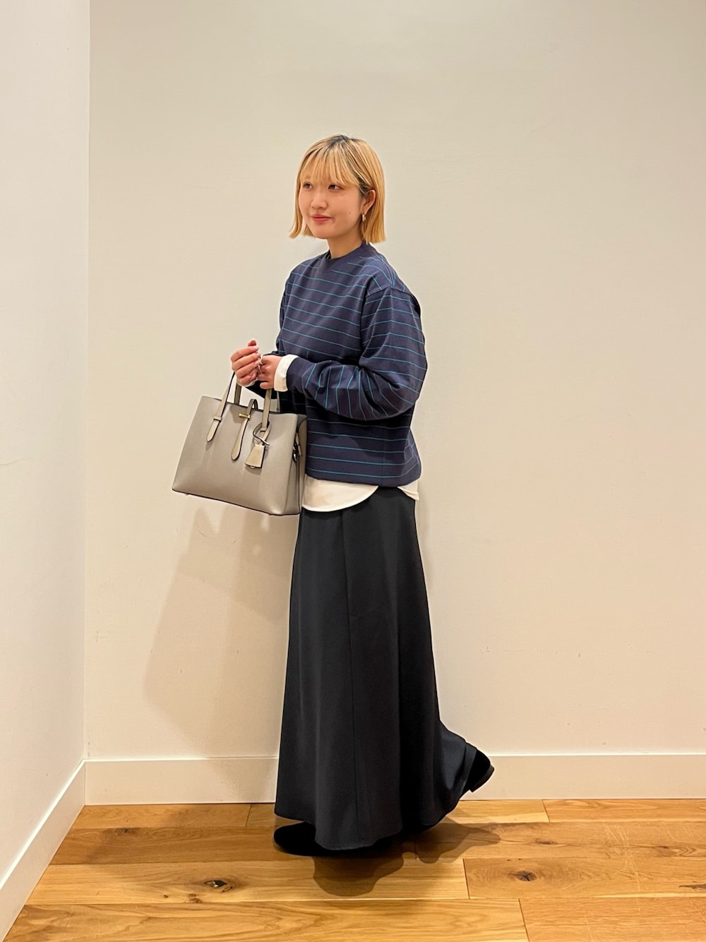 ホワイト系のTシャツ/カットソー、ブルー系のTシャツ/カットソー、ブラック系のローファーを着用したレディースの冬コーディネートの1枚目の写真