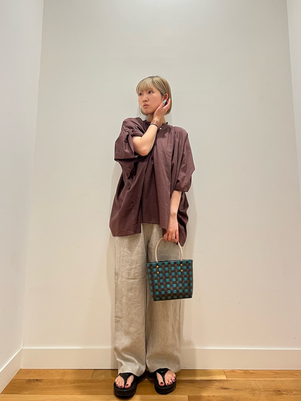 ブラウン系のシャツ/ブラウス、ベージュ系のその他パンツ、ブルー系のネックレスを着用したレディースの夏コーディネートの1枚目の写真