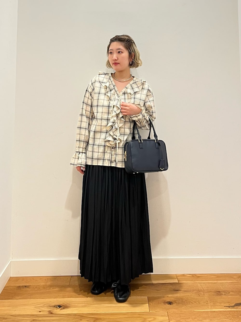 ブラック系のシャツ/ブラウス、ブラック系のスカートを着用したレディースの春コーディネートの1枚目の写真