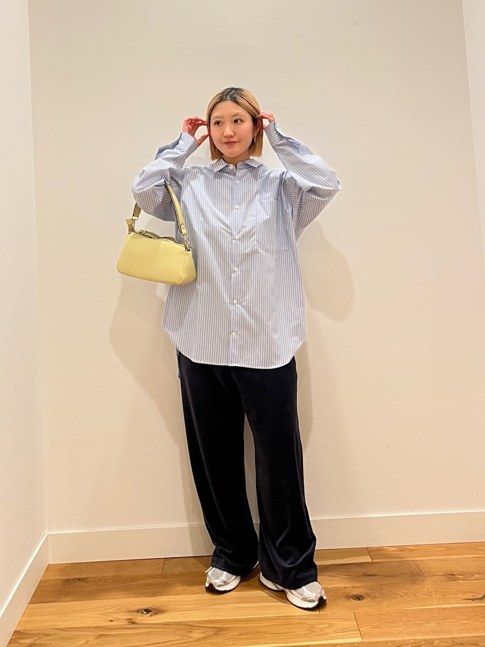 ブルー系のシャツ/ブラウス、ブルー系のその他パンツを着用したレディースの冬コーディネートの1枚目の写真