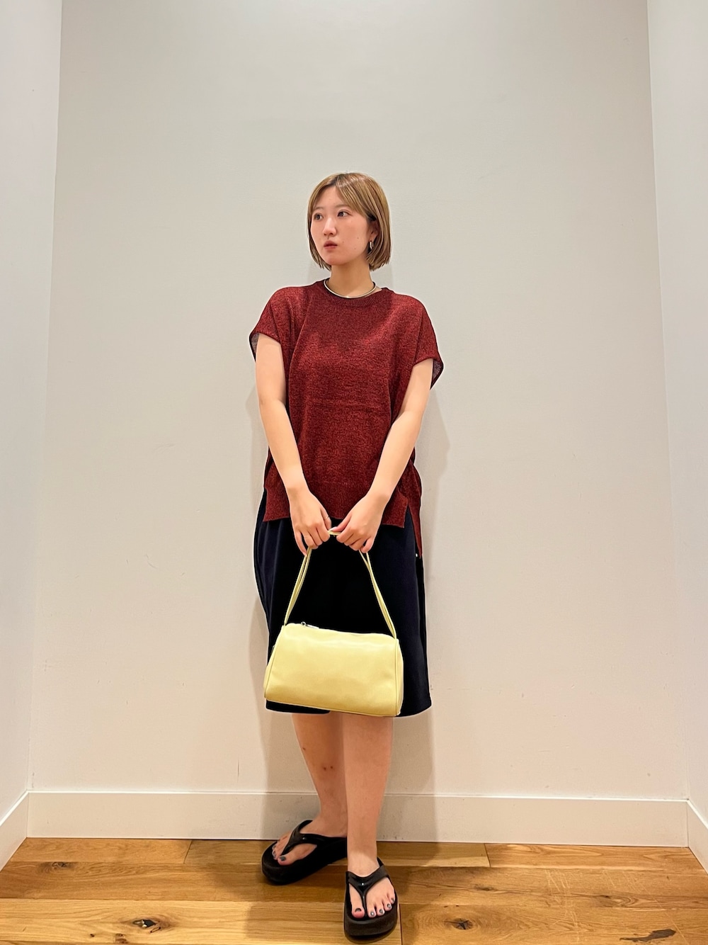 レッド系のその他トップス、イエロー系のハンドバッグを着用したレディースの夏コーディネートの1枚目の写真
