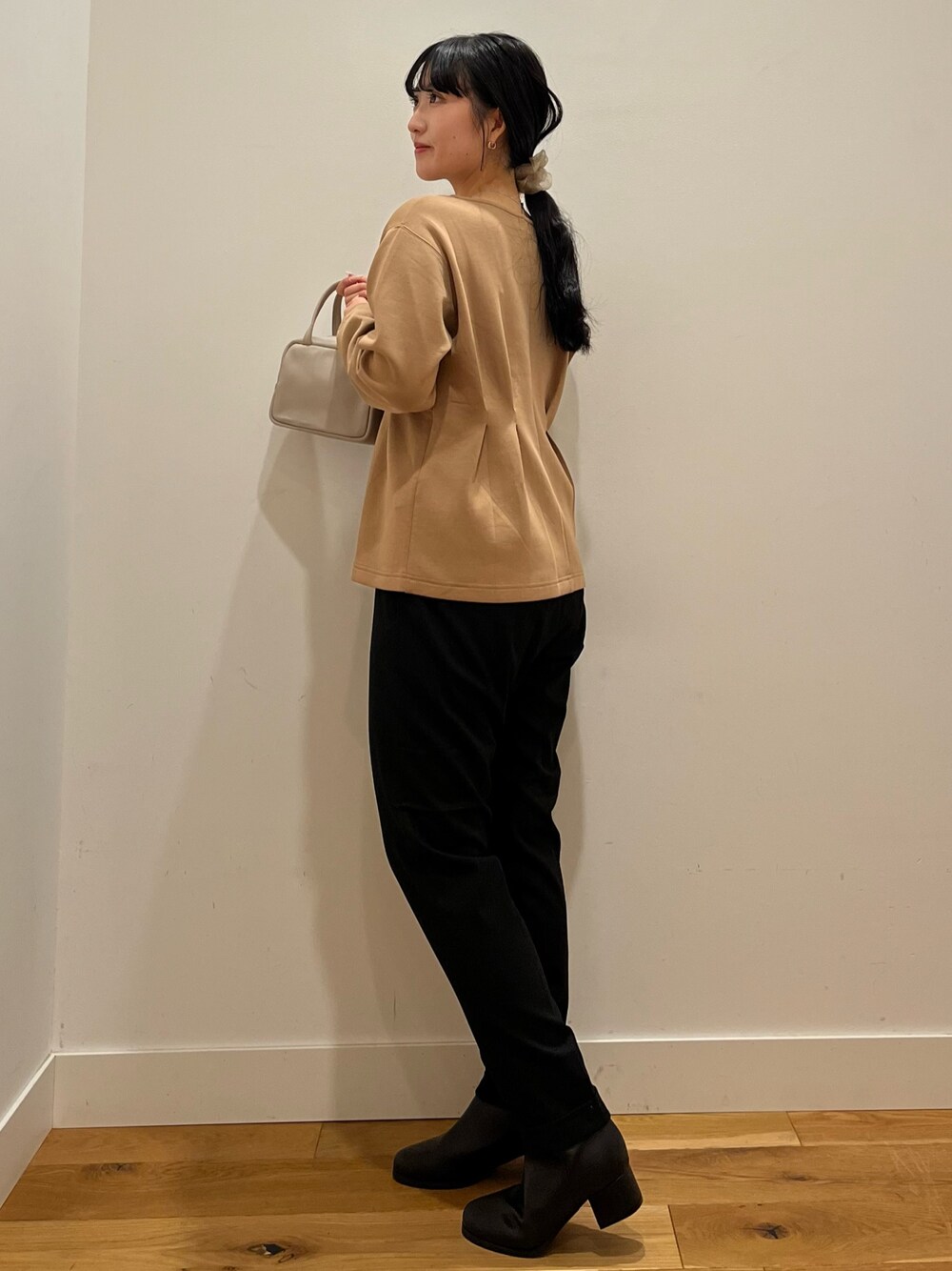 イエロー系のTシャツ/カットソー、ブラック系のその他パンツ、グレー系のボストンバッグを着用したレディースの秋コーディネートの1枚目の写真