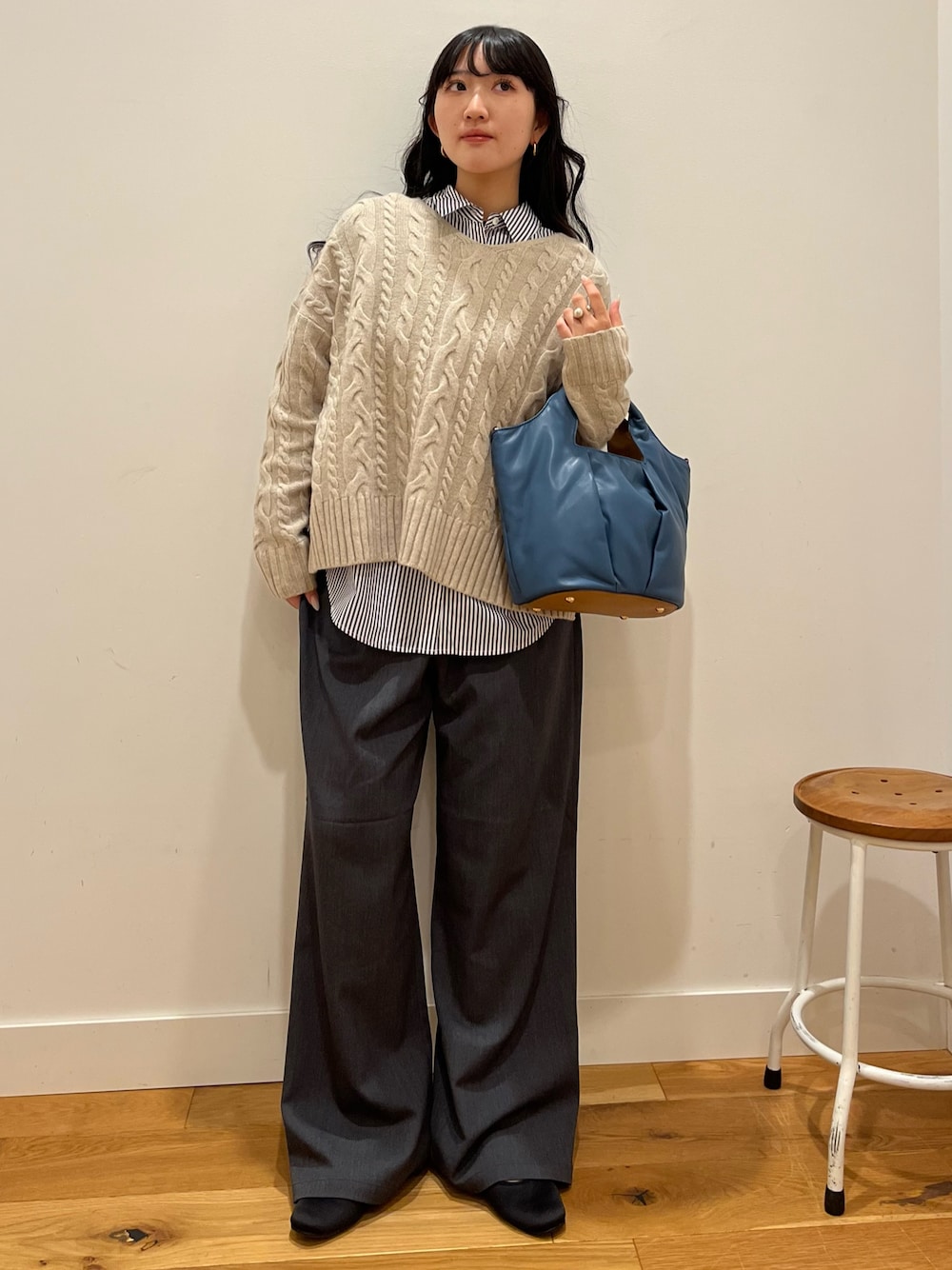 ベージュ系のニット/セーター、ブルー系のシャツ/ブラウス、グレー系のその他パンツを着用したレディースの秋コーディネートの1枚目の写真