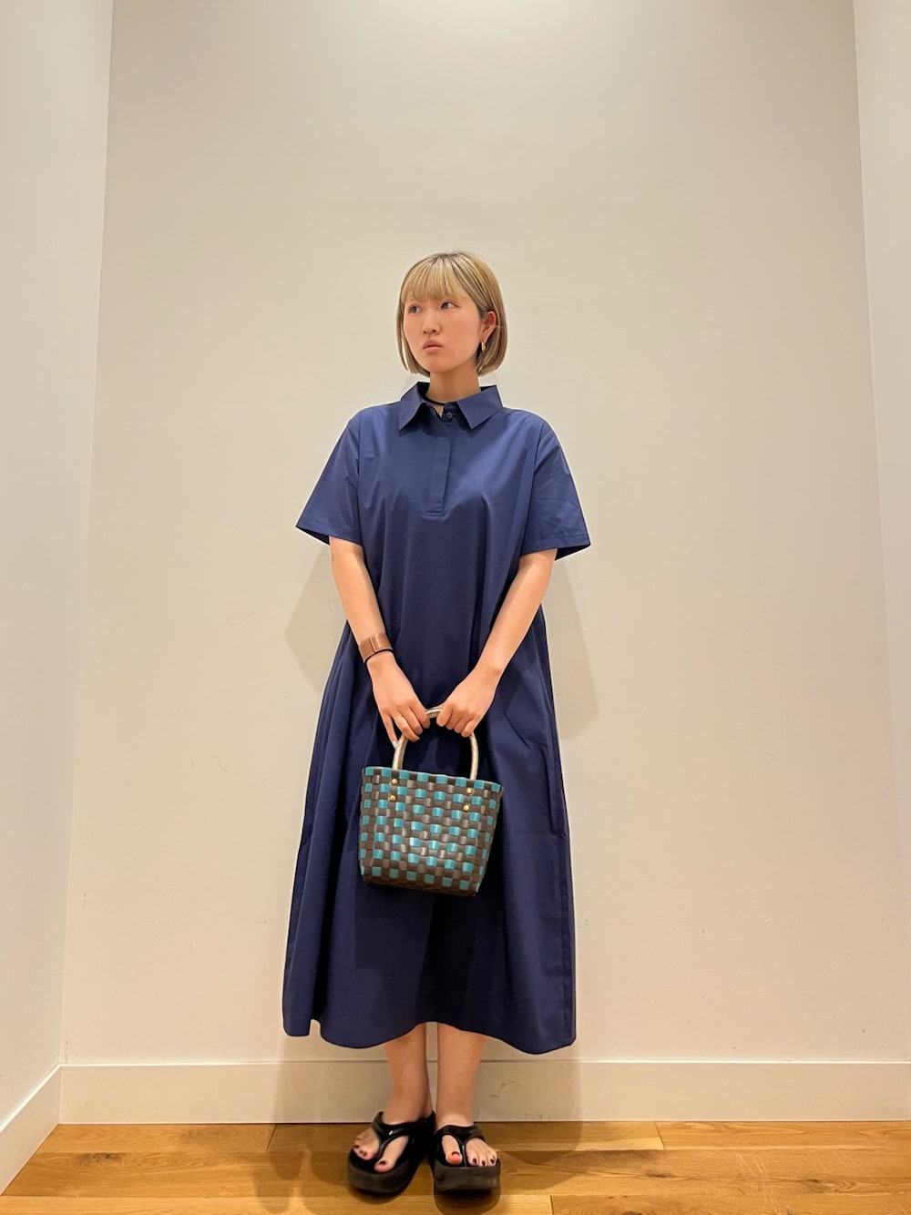 ブルー系のワンピース、ブルー系のネックレスを着用したレディースの夏コーディネートの1枚目の写真