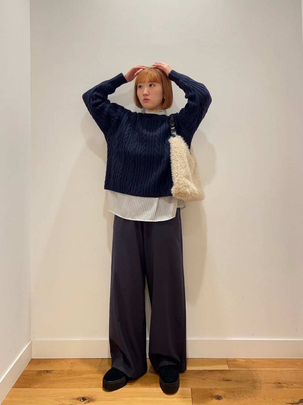ブラック系のその他パンツ、その他のシャツ/ブラウス、ブラック系のブーツを着用したレディースの冬コーディネートの1枚目の写真